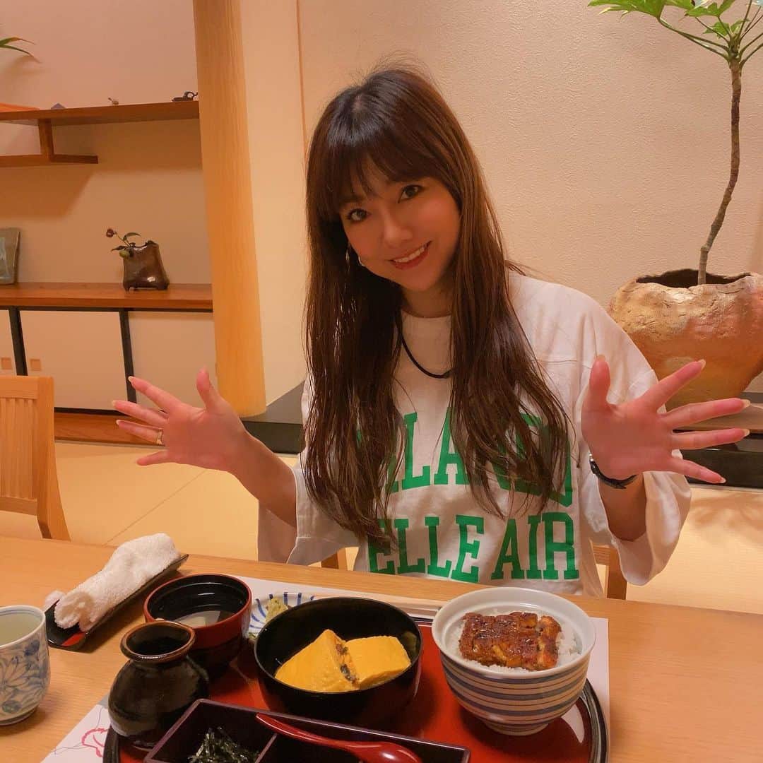 島谷ひとみのインスタグラム：「こちら名古屋より。  食べるものも食べたんで東京帰りまーす🗼w  #ひつまぶし #お好み焼き #オムそば #島谷ひとみ #in名古屋」