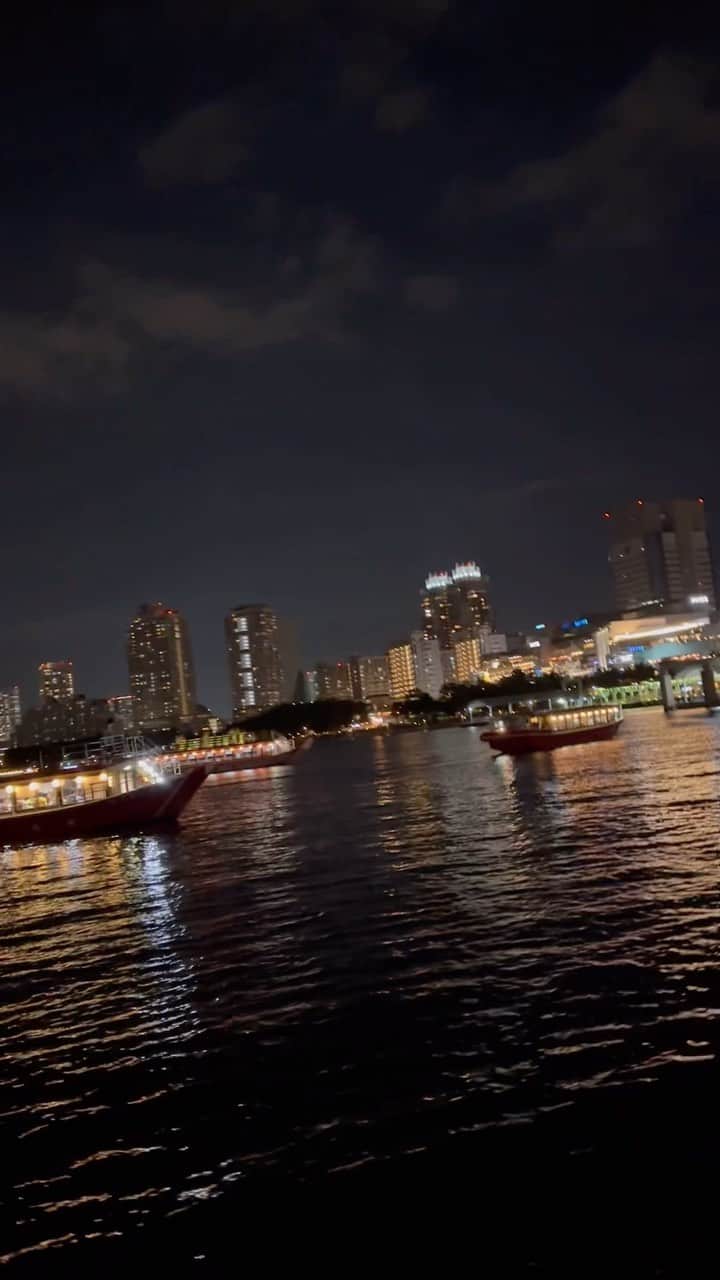 のインスタグラム：「今年の夏も終わり ❤️屋形船❤️  素敵な夜景と楽しい会❤️ 屋形船はやはり日本の文化ですね。 天ぷらが美味しかったー🥰  #夏の思い出 #森星 #浴衣」