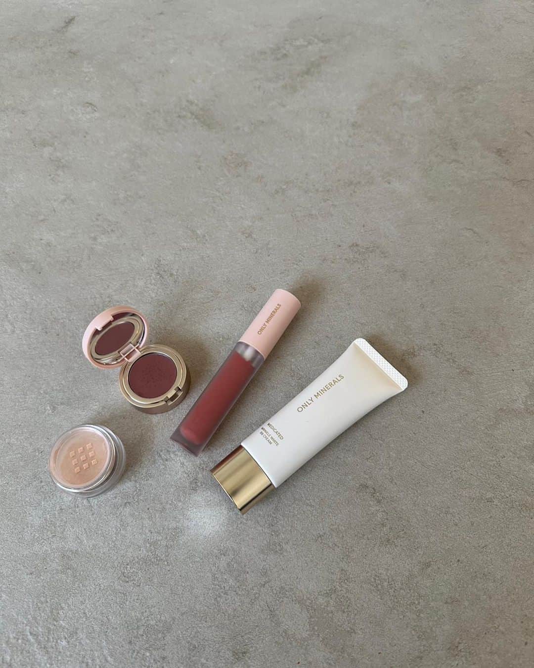 shizuka.watanabeさんのインスタグラム写真 - (shizuka.watanabeInstagram)「メイクも秋に向けて新調！  @onlyminerals から新発売した商品を使ってみた！BBクリームはツヤがほどよくあって肌馴染みが良い〜❣️  リップはひと塗りするだけで高発色 使いやすそうな01番カラーに♪  アイシャドウは上品なラメがたくさん入ったパウダー　アイシャドウにもチークにも使えるカラーのアイバーム🤍  これ！めちゃくちゃ使えるわ！ 今日からポーチに忍ばせる🫶    薬用 リンクルホワイト BBクリーム オークル　¥4950 ミネラルカラーズ アイシャドウ デュオ 02ピーチコラール　¥3740 ミネラルカラーズ リップセラム 01ベビーブリック　¥2750   #オンリーミネラル　#新製品　#限定品　#新作コスメ#YAMAN #PR」9月27日 13時37分 - shizuka.watanabe