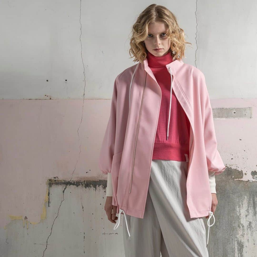 ミントデザインズさんのインスタグラム写真 - (ミントデザインズInstagram)「. -ZIP BLOUSON-  ミントデザインズで人気のシルエットのブルゾンが、今季は裏地付きの冬使用で登場。 膨らみのある柔らかいツイル生地を、深みのある黒と落ち着きのあるピンクに染めました。 落ち感のあるドロップショルダーとロングな着丈が特徴で、すっぽりと覆われるような着心地です。  #mintdesigns #ミントデザインズ #2023aw」9月28日 19時00分 - mintdesigns_store