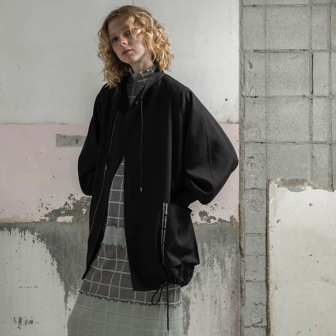 ミントデザインズさんのインスタグラム写真 - (ミントデザインズInstagram)「. -ZIP BLOUSON-  ミントデザインズで人気のシルエットのブルゾンが、今季は裏地付きの冬使用で登場。 膨らみのある柔らかいツイル生地を、深みのある黒と落ち着きのあるピンクに染めました。 落ち感のあるドロップショルダーとロングな着丈が特徴で、すっぽりと覆われるような着心地です。  #mintdesigns #ミントデザインズ #2023aw」9月28日 19時00分 - mintdesigns_store