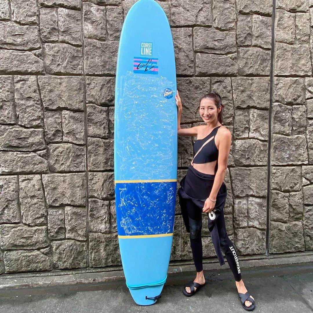 yurieのインスタグラム：「初めてのサーフィン❣️🏄‍♀️💗  楽しかった〜✨🥰  最初は押してもらわないと波のれなかったけど、 最後は一人で乗れて、立てたー！🥰  あどれなりん🫶もっと行きたい❣️🌊  ゴルフとトレーニング以外に定期的にできる趣味なんか見つけたいなあー  #鵠沼海岸　#湘南　#サーフィン　#サーフィン好きな人と繋がりたい  #サーフィン初心者　#サーフィン仲間募集 #surfing #surfer #surf #shonan #shonanlife」