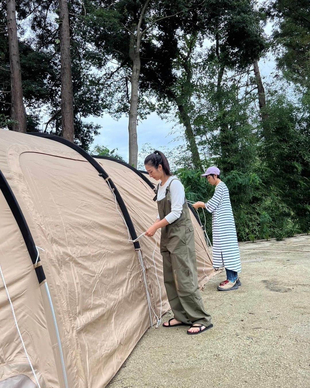 本間愛花さんのインスタグラム写真 - (本間愛花Instagram)「先日のキャンプ🏕️ 1枚目は誰かの話を真面目に聞いているときの私。 だとおもいます。笑 焚き火を囲うと語りたくなっちゃうよね🥰🔥 2枚目は愛する妹と真剣もやい結び中 の写真🧡笑 既にキャンプベテランの姪(3歳)も 大はしゃぎでした〜🫶🏻  #キャンプ #栃木県小山市」9月27日 13時45分 - aikahonma