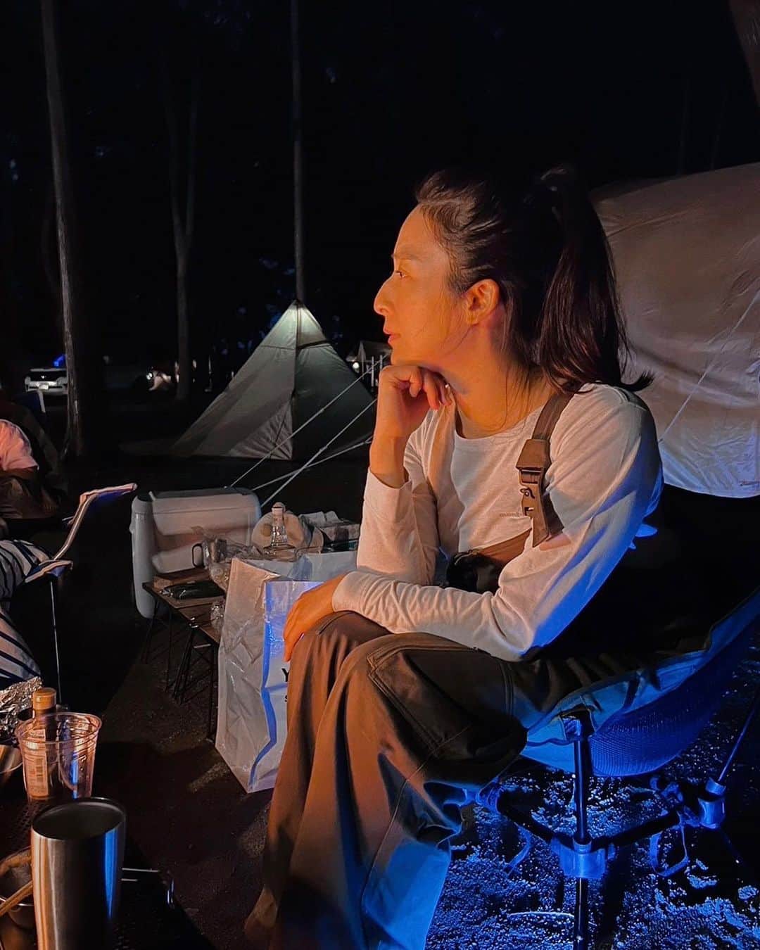本間愛花のインスタグラム：「先日のキャンプ🏕️ 1枚目は誰かの話を真面目に聞いているときの私。 だとおもいます。笑 焚き火を囲うと語りたくなっちゃうよね🥰🔥 2枚目は愛する妹と真剣もやい結び中 の写真🧡笑 既にキャンプベテランの姪(3歳)も 大はしゃぎでした〜🫶🏻  #キャンプ #栃木県小山市」