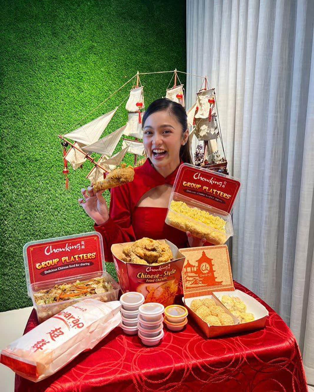 のインスタグラム：「Did you know na sa September 29, Mid-Autumn or Mooncake Festival na?! Ito talaga yung time ng family ko to have reunions, celebrate harvest and goodluck!   And did you also know that my friends from @chowkingph are celebrating it too?? Sobrang nakakahappy that they have a new Chinese-Sarap tradition! 🏮 Sakto rin because they now have the Chowking Family Lauriat! Kumpletong sarap-saya with their 6 best sellers: Chinese-Style Fried Chicken, Pancit Canton, Egg Fried Rice, Siomai, Buchi and Chicharap - pero this time for bigger groups of people!   Kaya naman for this weekend, try mo na with your family! Visit Chowking stores and participate in their fun activities or order online via Chowking delivery app, website or sa GrabFood or foodpanda.  Happy #ChowkingMidAutumnFestival, guys!!」