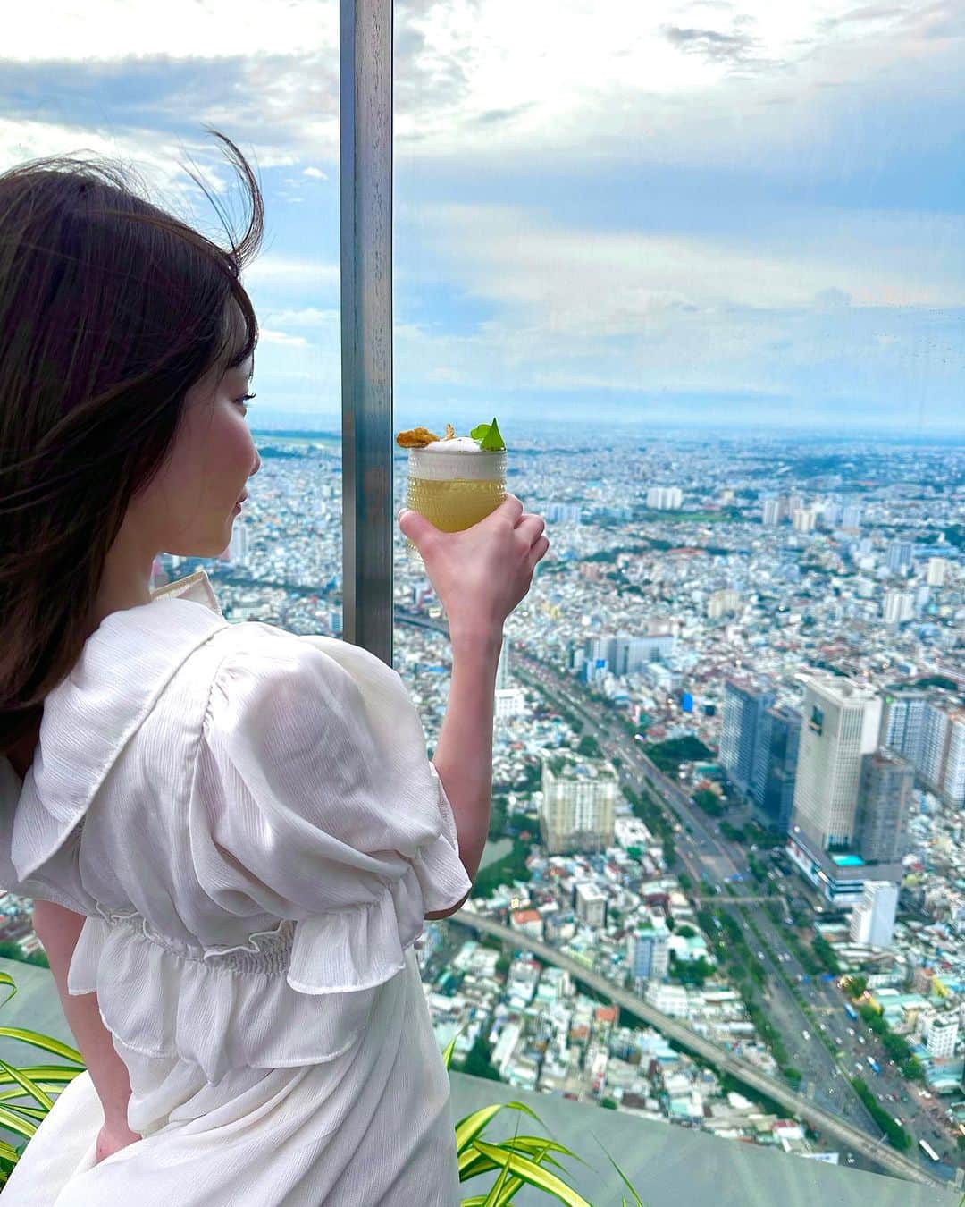 もえのあずきさんのインスタグラム写真 - (もえのあずきInstagram)「ベトナムの地上７５階にあるルーフトップバー🍹 #もえあず#もえあず旅#ルーフトップバー#ベトナム旅行」9月27日 13時39分 - moeazukitty