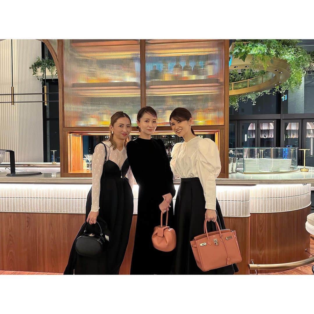 石井美保のインスタグラム：「いつものメンバーで集合！ @ludlow_official のベルベットワンピは背中が大胆で新ちゃんに触られた😁」