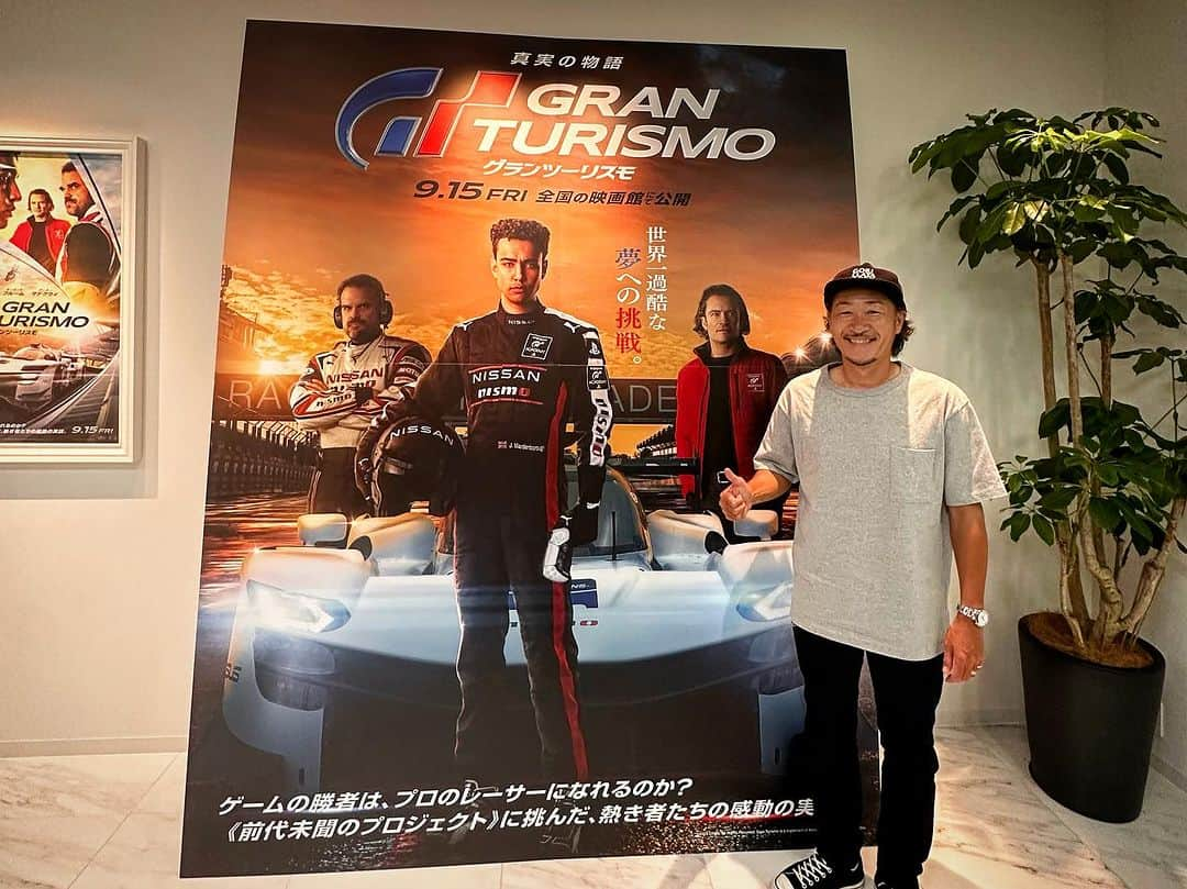 石川直宏さんのインスタグラム写真 - (石川直宏Instagram)「『GRAN TURISMO』  現在絶賛放映中の映画【GRAN TURISMO】  公開前の試写会にお招きいただきました🤝  実話に基づいたストーリー、迫力あるエンジンの鼓動、ライバルとの緊張感溢れるレース、家族や師弟関係での愛情や仲間たちとの友情、、、  興奮、緊張、感動と、2時間強があっという間✨  映画館では4DXがオススメ！？ 今度は映画館で、5感でフル体感したいと思います😎  試写会の後は車を走らせたくなり、大黒までドライブしてきました 笑  サーキットで走らせたい🏎️💨  #GRANTURISMO #グランツーリスモ #試写会 #SonyPictures #ソニーピクチャーズ #NaohiroIshikawa #石川直宏」9月27日 13時55分 - sgss.18