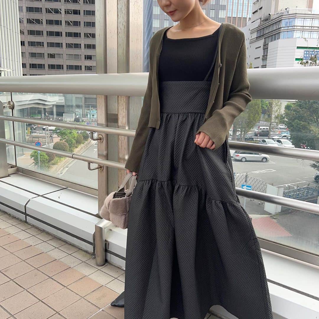 神戸レタス三宮店のインスタグラム：「. お問い合わせ多数だったkazuhaさんコラボスカートが入荷しました！🤭✨ キャミワンピにもなるスカートで、ウエスト周りはスッキリなので アウターも羽織りやすく、着回しの効くアイテムです🍀💕 .  🏷️M3967 🏷️C6779 🏷️B1536  ▶︎▶︎▶︎STAFF あーぴ　159cm(三宮店) . . #kobelettuce #神戸レタス #神戸レタスコーデ #スカートコーデ#カジュアルコーデ#springfashion #シンプルコーデ#大人カジュアル #秋コーデ #大人コーデ #プチプラ #プチプラコーデ #ファッション #プチレタス#ootd #fashion #三ノ宮  #レタジョ」
