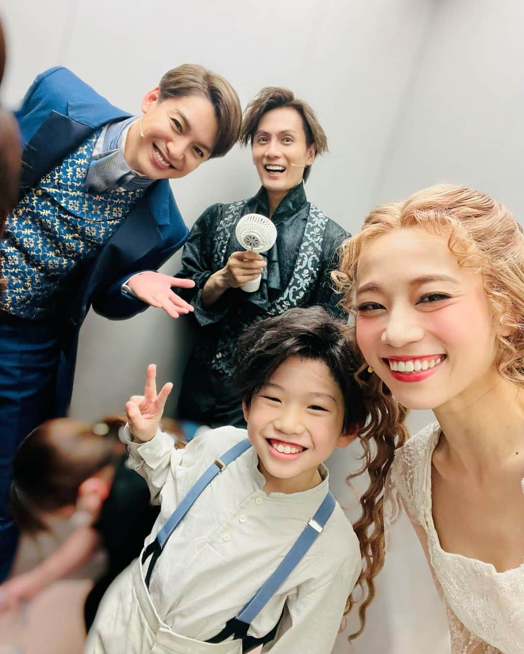 真彩希帆さんのインスタグラム写真 - (真彩希帆Instagram)「🤱♡  ファントム千穐楽から日が経ち ルパンのお稽古真っ最中です🎩  でも、もう少しだけ 「ファントム」の思い出を....😌❤️  少年エリックの３人！ たくみくん、かなる、しゅんせいくん  本当に芸達者で しっかりしていて、そして素晴らしい感性。 一緒に舞台に立つなかで沢山の刺激と、癒しを貰いました😭✨  お稽古場からかわいくて、かわいくて仕方がなかったのですが 最初の頃の３人の写真と、公演終わりの頃に撮った写真を比べると 当たり前ですが成長してる！！  袖でもよく皆に 「身長伸びたんじゃない！？」と言われていました☺️  大阪では楽屋が近かったので 始まる前にしっかり発声練習をする声が聞こえたり 学年が少しずつ離れていても ３人で仲良く一緒に遊んでいる姿も良く見ました🐣☀️  たくみくんは、 優しくて頼もしいみんなのお兄ちゃん。 どうこの役を演じたいかというビジョンがはっきりしていて お稽古場から率先して、決まりごとや大事な事をしっかりと把握して行動している姿に感動🥹すごい！✨ そして歌声も、演技も真に迫るものがあり袖で見ていて胸が痛くなりました。 本当に、子役ではない！もう素敵な1人の役者さんです✨ でも、袖ではちいかわぬいぐるみをふにふにしてたりする姿もあったり...可愛かった笑  かなるは とーっても物知りで、 よくよく色々な事を考えている子なのだなぁと☺️ 大人っぽいのだけど、甘えん坊でもあり…笑 「なっちゃん！」といっぱい呼んで、いつもハグしにきてくれてとっても嬉しかったです🧡 かなる子エリックが優しい声で歌っている時「へへっ😆」と笑い声が聞こえる回がありお母さんは涙腺が刺激されました。 千穐楽間近にさみしいと袖で涙目になっている姿、挨拶の時の泣かないようにズボンをにぎにぎする手。 愛おしかった....🥲  しゅんせいくんは いつも天使のようににこにこで みんなに高い高いをされ、 よくケラケラ笑っていてカンパニーの癒しでした☺️✨ そんなしゅんせいくんが、 千穐楽に涙が止まらなくなる姿に皆が涙するという😭 とっても優しくて、かわいい似顔絵を描いてくれたり クレーンゲームでちいかわをとってきてくれたり （このちいかわの顔がしゅんせいくんそっくり🥹❤️） 歌声も天使のようで、本当に癒しでした！  ３人とまたどこかで共演できるように お母さん、がんばるぞー🏋🏻‍♀️✨ 今回出会えて本当に嬉しかったな。 本当にありがとうございました！！  #ファントム2023  #子エリック #かわいい🥹❤️   #井伊巧 くん #野林万稔 くん #星駿成 くん  #真彩希帆」9月27日 13時54分 - maayakiho