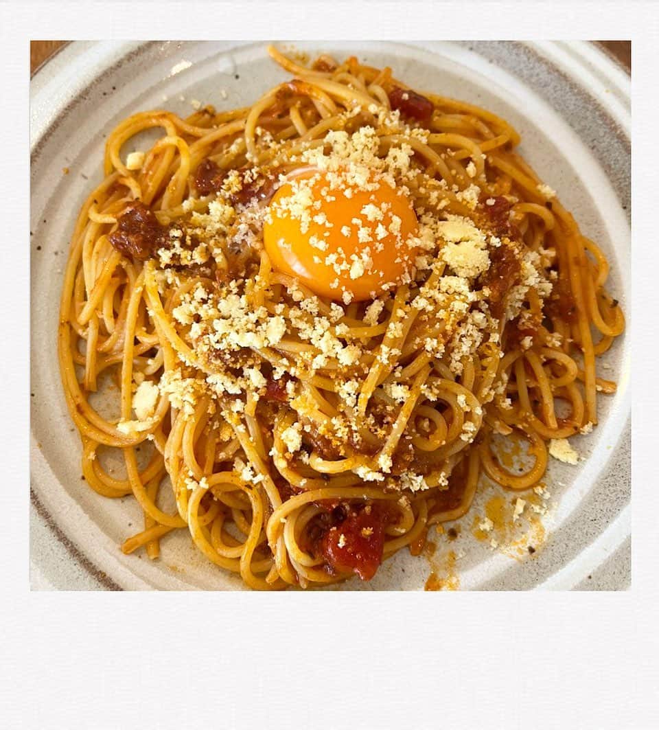 かせきさいだぁのインスタグラム：「本日の質素亭、『S&B ボロネーゼ』のパスタ❤️美味しいパルメザンチーズも付いて、大満足〜😋 #質素亭 #しっそ亭   質素亭レシピ。フライパンにオリーブオイル少々、ニンニク少々（チューブので可）香りづけして、焦げる前に弱火にしてソースをフライパンにイン。バジル・オレガノを足して風味増し。 茹で上がったパスタを投入し、茹で汁お玉一杯かけ強火でグルグルしてお皿に盛り付け、卵黄とトッピングのパルメザンチーズ振りかけて黒コショウふって出来上がり！完成〜❤️」