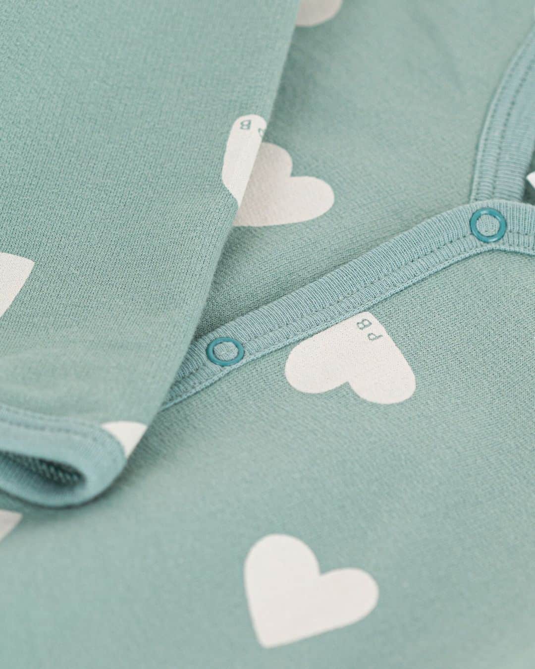 プチバトーのインスタグラム：「Commentez 💚 si vous êtes aussi fan que nous de la nouvelle déclinaison de notre iconique motif coeur 😍  // Comment 💚 if you love our new iconic heart pattern as much as we do 😍   Référence pyjama : A088501」