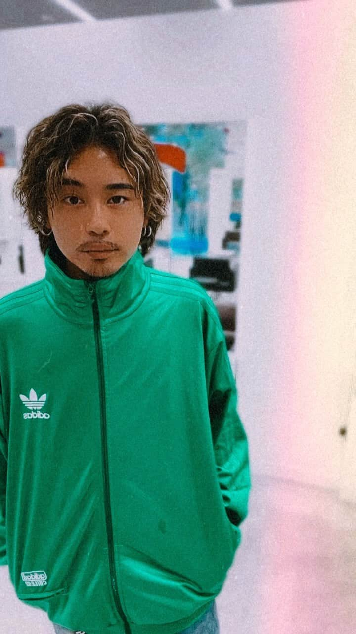 鈴木大二朗のインスタグラム：「古着屋で見つけたアディジャー💚」