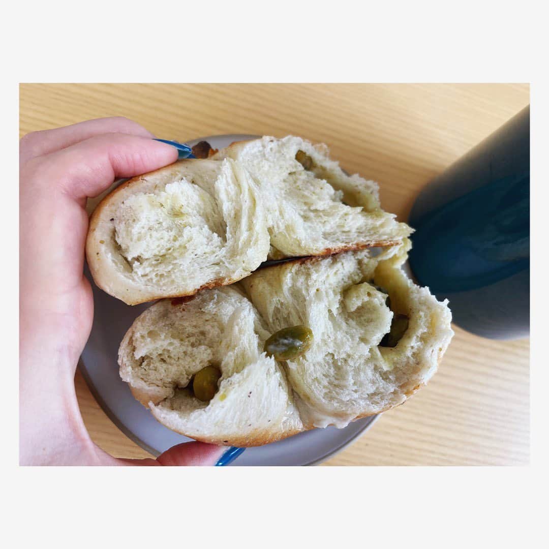 小川麻琴さんのインスタグラム写真 - (小川麻琴Instagram)「@fujibagel さんのピスタチオミルクベーグル🥯  むっちりした生地にはパウダー状にしたピスタチオが混ぜ込んであって、その生地の中に香ばしくて食感も良いホールのピスタチオとホワイトチョコがたっぷり包み込んでありました🥰  甘さのバランスがちょうどよくて、ペロリと食べ終わったよ😋  ピスタチオ大好きだから、 このベーグル嬉しい😍  #フジベーグル  #ピスタチオ #ホワイトチョコ #ベーグル #まことパン #まことベーグル #パンスタグラム」9月27日 13時52分 - 1029_makoto