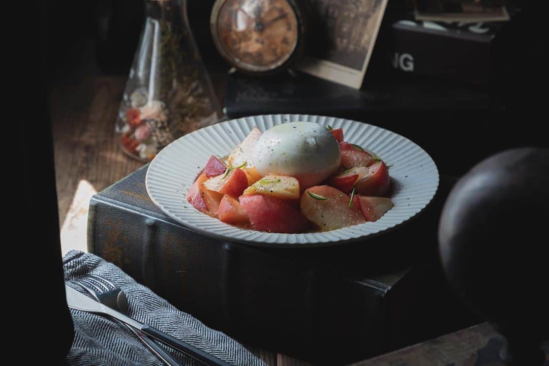 Manabu Sakamotoのインスタグラム：「今年最後の桃は 贅沢にブッラータチーズを1個乗せた桃モッツァレラで。 . . クリーミーなチーズと桃の甘さ、そしてブラックペッパーと少量のでがなんとも言えない絶妙なおいしさの出来上がり。 . . . . #food #foodphotography #foodstagram #tablephoto #tablecoordinate #フードフォト #テーブルコーディネート #テーブルフォト #朝食 #写真好きな人と繋がりたい #テーブルスタイリング #フードスタイリング #ていねいな暮らし #vsco #igersjp #私のおいしい写真 #美味しい写真 #おいしいもの好きな人と繋がりたい #至福の時間 #うつわ好き #うつわのある暮らし #福島 #桃 #デザート #eeeeeats #delish #桃スイーツ #モッツァレラ #ブッラータチーズ」