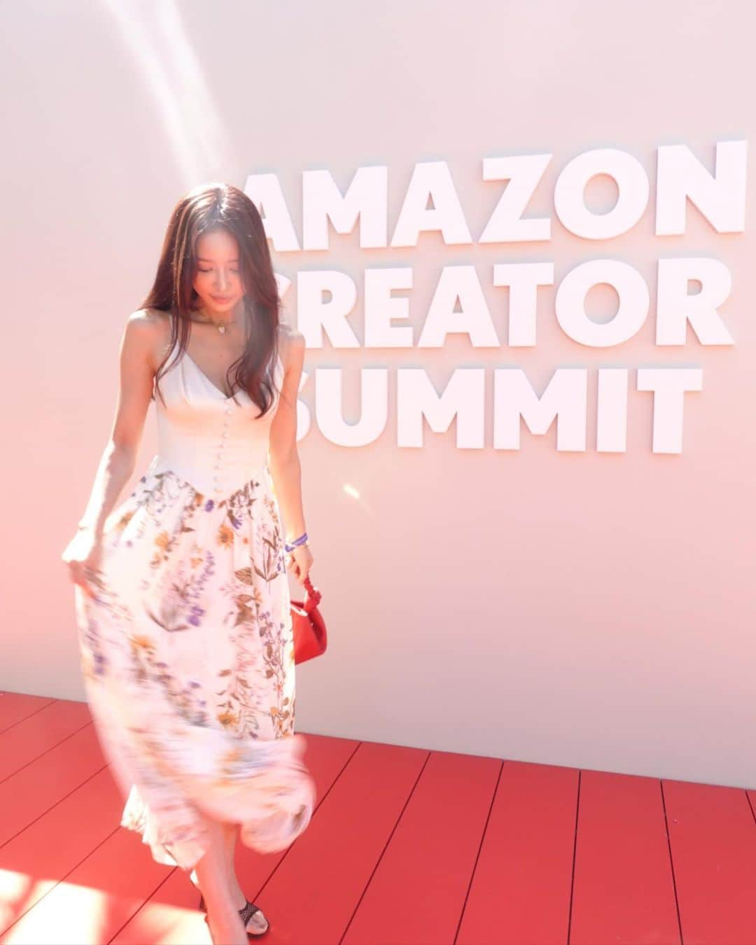 加治ひとみさんのインスタグラム写真 - (加治ひとみInstagram)「Amazon US Creator Summit💕🎟  1日目はAmazonのクリエイタープログラムの 最新の情報を学びました。  クリス ・ジェンナーをゲストに 人生とキャリアについて、 彼女の良質な思考に触れる時間も とても刺激になりました✨  スキルも重要だけど信頼関係がベースになければ何事も成り立たない。  そして壁にぶつかっても 信頼できるパートナーと どれだけ共に支え合い高め合えるか✨  『負けない生き方よりも   何度も立ち上がる、芯のある自分でいたいね♡』  この旅で感じたこと、またシェアしていくね💕💕👌  . . . #amazonfashion #amazoで発見 #アマゾン #pr @amazonfashionjp」9月27日 13時57分 - kaji_26