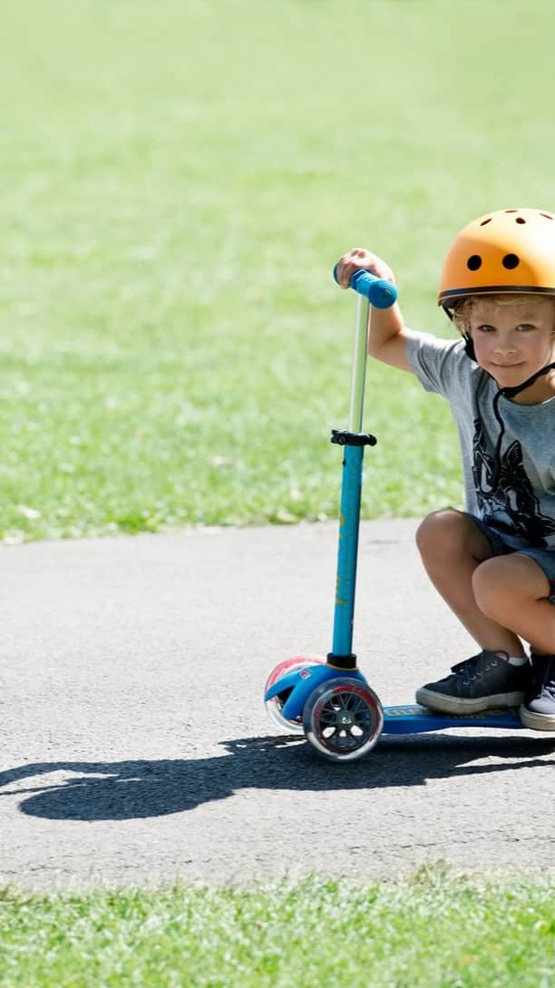 microscooters_japanのインスタグラム：「マイクロスクーター⁡ 2歳以上のお子様向けの⁡ キックボードをご紹介します😊⁡ ⁡ お出かけ日和が続く春⁡ お子様との楽しい外出をサポートする⁡ マイクロスクーター⁡ ⁡ お子様の成長、サイズに合ったキックボードを使用してこそ安全で楽しくライディングすることができます🎶⁡ サイズのぴったり合った靴を履くと楽に走って歩けるのと同じ原理です⁡ ⁡ マイクロスクーターの長所には⁡ 🔹さまざまなデザインとカラー⁡ 🔹成長に合う製品を選択できる⁡ という点があります⁡ ⁡ 今日は2歳からのお子様向け⁡ #マイクロミニ シリーズの⁡ デザインとスペックをご紹介します ⁡ 2歳から6歳くらいまで（体重20kgまで）におすすめの製品です🛴⁡ ⁡ ミニマイクロデラックスLEDをはじめとする ⁡ 下記の製品はすべて2歳以上身長110センチのお子様から使用できる製品です🎈⁡ 若干の機能差がありますので、お子様の好みに合わせてお選びください🌝⁡ ⁡ #ミニトゥーゴーデラックスプラスLED⁡ #ミニマイクロデラックスLED⁡ #ミニエコマイクロデラックスLED⁡ #ミニマイクロ折りたたみデラックスLED⁡ #ミニマイクロマジックデラックスLED⁡ ⁡ 製品を直接見たり試乗したい方は⁡ プロフィール欄のリンクから⁡ お近くの正規店でお試しください🙌⁡ ⁡ ⁡ ⁡ ⁡ ⁡ #キックスクーター #キックボード #キックスケート #三輪車 #マイクロスクーター #乗用玩具 #育児 #誕生日プレゼント #キックバイク #2歳 #3歳 #4歳 #5歳 #外遊び #公園遊び #週末お出かけ #子どものいる暮らし」