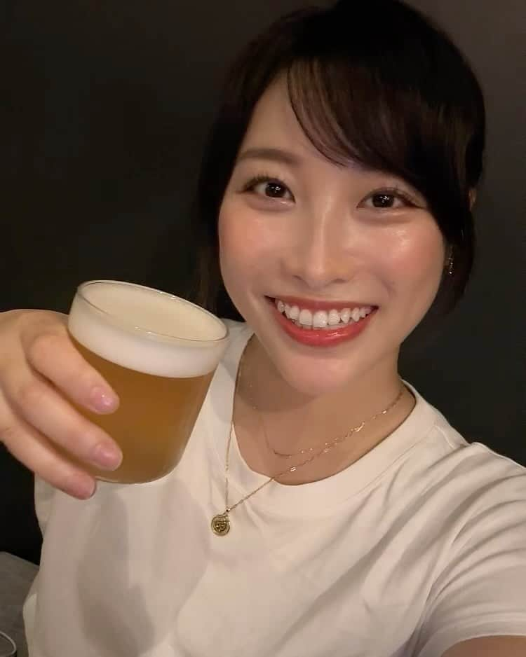 春原未来のインスタグラム：「空きっ腹にアルコール度数9.99%の台湾ビール入れたら酔っ払ったわ😆メロン味でジュースみたいだったからグイグイイッちゃった💦 オンザロックで飲むビールはやばい😂  1つめの動画で持ってるビールは,海塩ゆずエール。 しょっぱいゆず！笑  #波濤 行く前の #アペリティフ でした🍺🤗 今度はごはんも食べてみたいなー！  I drank a 9.99% alcohol by volume Taiwanese beer in my empty stomach and got drunk 😆 It tasted like melon and was like juice, so I just went for it💦 Beer on the rocks is badass 😂  #春原未来 #神楽坂グルメ #神楽坂散歩 #taihubrewing #taihutokyo #台湾ビール #taiwanbeer #オンザロック #飲み過ぎ食べ過ぎ #我想去台湾 #台湾啤酒」