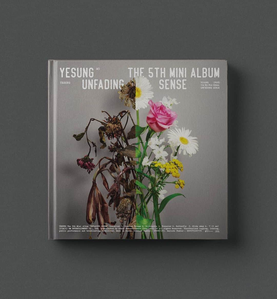 吉田ユニさんのインスタグラム写真 - (吉田ユニInstagram)「YESUNG 예성 The 5th Mini Album 【Unfading Sense】  Album Details (Special Ver)&(Tape Ver)  SUPER JUNIORのYesungさんの韓国版Mini AlbumのSpecial Ver.とTape Ver.の表紙デザインに参加させていただきました。 枯れた花と生花を実際に繋げて撮影しています🥀  #예성 #YESUNG #슈퍼주니어 #SUPERJUNIOR  #Unfading_Sense #flower」9月27日 14時09分 - yuni_yoshida