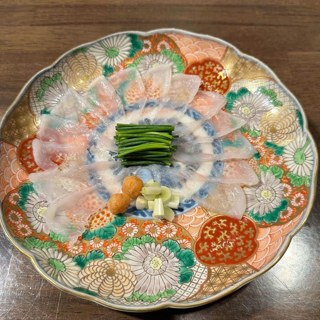 井上公造のインスタグラム：「河豚の店に行くのは、今年初かも？季節的に松茸もあって、最高！てっさもいいけど、焼きふぐは美味いよね😋  #大阪グルメ   #完全会員制  #場所極秘   #大阪とらふぐの会premum」