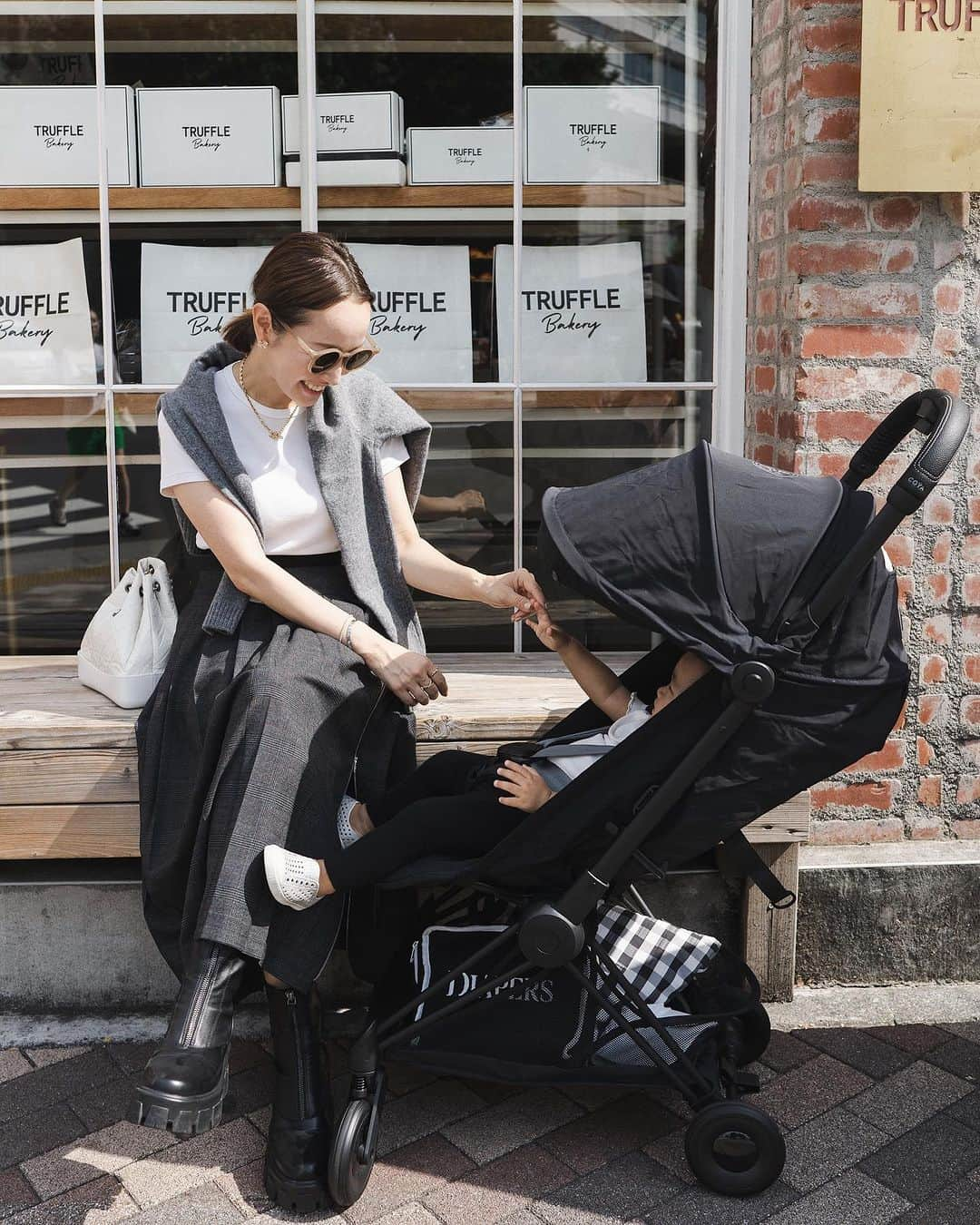 翁安芸のインスタグラム：「1歳3ヶ月になる次女とお出かけ👶🏻🤍  日々の持ち運びや旅行などに最適で もう１台あると便利なコンパクトベビーカー。  @cybex_japan の2台目に 新しいCOŸA（コヤ）を迎えました！  数秒で折りたため、軽量、 キャリーハンドル付きで肩掛けも👍🏻  ハーネスの長さ調整は、 ストラップを引くだけと簡単！ フルフラットにもなるシートも最高です◎  携帯を入れるのにもちょうどいいポケットや 日本限定仕様のメッシュウィンドウも嬉しいポイント🫶🏻  豊富なカラーバリエーションから、 私はシンプルでシックなオールブラックにしました🖤  #CYBEX #CYBEX_PR #COYA #サイベックス #babyno2 #1歳 #ベビーカー #happybabygirl」