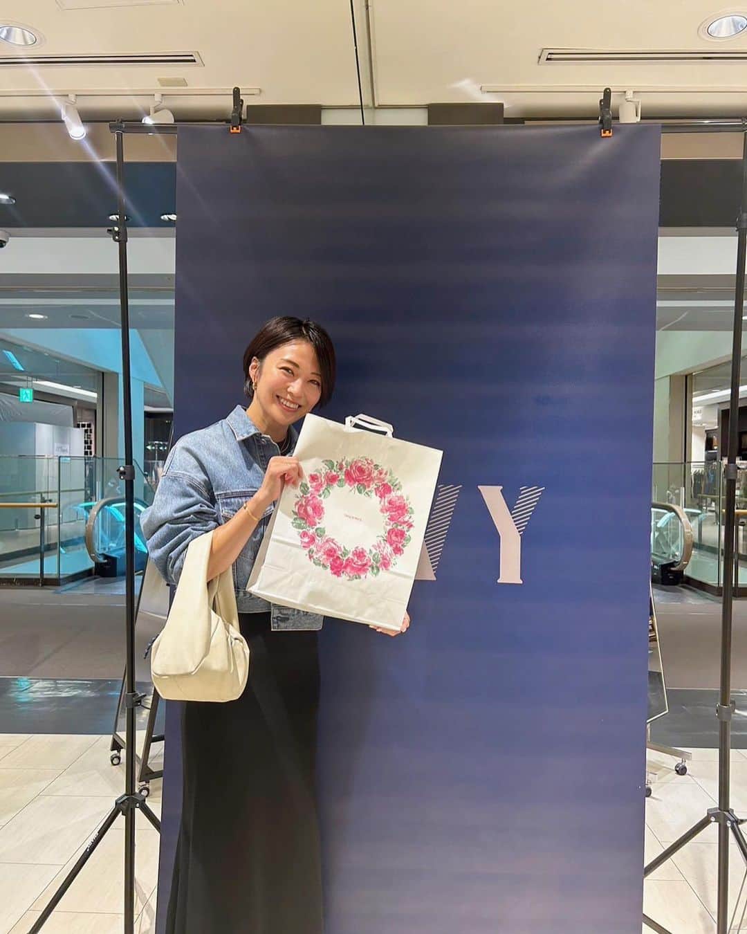 牧野紗弥さんのインスタグラム写真 - (牧野紗弥Instagram)「1週間の新宿高島屋のポップアップが終わりました。足を運んで下さいました皆様、本当にありがとうございました‼️今回もたくさんのお客様とお話しできた事がとても嬉しかったです😊  ３枚目→ @yukoaoki_official さん❤️ @veryweb.jp の誌面でもポロシャツとスカートをご着用下さり、店頭にも遊びに来て下さいました🥹✨ ４枚目→ スタイリスト @kanakosato1019 さん🫶🏻you tubeで57万回超えの再生回数を誇るお片付け企画は必見‼️断捨離のスピードが半端ないです🤣 @mimollet の連載も素なのでぜひぜひご覧ください❣️ ５枚目→ コラボアイテムが次々に人気アイテムとなる @saorioyamada さん✨私はさおりさんディレクションの @plusvendome_official アイテムをヘビロテしてます‼️この日もヒルナンデスの収録前に来て下さいました🥹 ６枚目→ 娘が受験期にお世話になった @oooohara00 先生。 @frauedu_jp でも執筆されており、小学校受験のオンラインサロンも運営されています。SNSでも長年の経験を活かした受験のポイントを発信されています🔥🔥🔥  今回のpop upのビジュアルも @yuheiii さんにお願いさせて頂きました。いつも素敵にIVYの世界を作り上げてくださり、ありがとうございます‼️✨  子育て中の母親というシチュエーションにおいて、〝ママだから。女性だから。”と自分が知らない間に枠にとらわれていたことが多くあることに気がついて数年。 3番目の子供の小学校受験を終えた後、これなら自分の経験を元にジェンダーバイアスにアプローチが出来るとIVYプロジェクトに取り組み始めました。  ネイビーという服は女性を1番美しく見せてくれるカラーだと思うのに、あるシチュエーションになると途端に右ならえの戦闘服のようになっているのを経験し、このカラーと共に自分らしく年と品格を重ねていきたいとの思いを込いをこめて、カジュアルにも着回せて、受験や学校行事にも着れるオケージョン服というコンセプトを掲げ @ivy_i_am_navy を始めました。  今では〝子供の成人式の前撮り〟〝お宮参り〟〝結婚式〟〝仕事用〟など年齢、用途を問わずに来客して下さる方も増えて、皆様にブランドを育てて頂いていることに感謝しかありません。  IVYは明日から2年目に突入します。  来月、10/11-10/17には横浜高島屋の4Fスーツクローゼット内でポップアップを行います。  皆様、2年目もどうぞ宜しくお願い致します‼️🙇‍♀️✨」9月27日 14時23分 - makinosaya