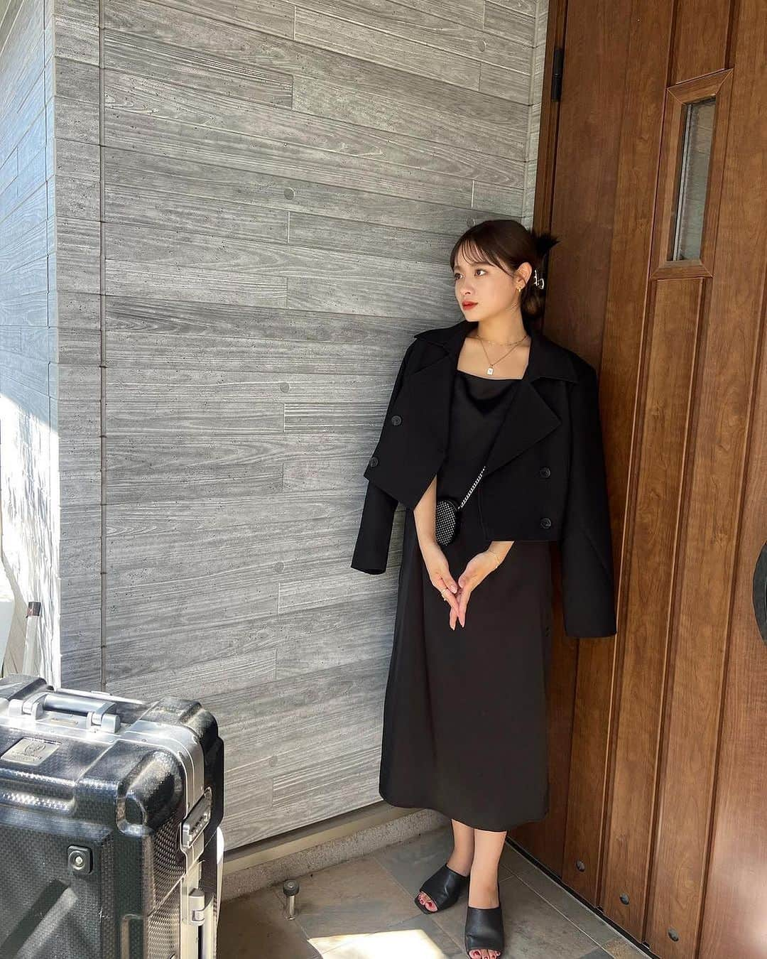 HOTPING公式アカウントさんのインスタグラム写真 - (HOTPING公式アカウントInstagram)「🖤[LOVB JACKET] L-1397 - ブラック(black)-2(L-XL)着用  @rrinaneoi 様が可愛いお写真をアップしてくださいました📸💕 素敵なお写真ありがとうございます❣️  ユニークなトレンチデザインのショートジャケット！ ワイドカラーで小顔効果があり、肩パッド入りできれいなシルエットを維持してくれる デイリーフォーマルな秋ジャケット🍂  ✁┈┈┈┈┈┈┈┈┈┈┈┈✁┈┈┈┈┈┈┈┈┈┈┈┈  . @hotping_japan ♡  可愛いジャケット♡ 肌寒い夜が多くなってきたから さらっと羽織れるジャケットが嬉しい〜！  #hotping  #ジャケットコーデ #ジャケット #ブラック #ブラックコーデ #ワンピース #きれい目コーデ #大人女子 #大人っぽコーデ #通勤コーデ #韓国コーデ #韓国通販 #インフルエンサー #秋服 #秋コーデ #hotping #code #ootd #fashion #韓国ガーリー #韓国ファッション #韓国女子 #デートコーデ #お出かけコーデ #体型カバー #プチプラコーデ #プチプラファッション #韓国通販 #いいね #좋반」9月29日 18時45分 - hotping_japan