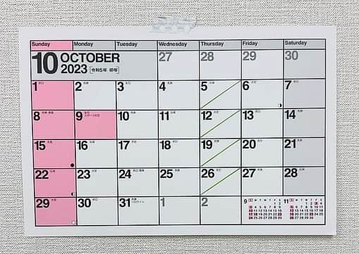 院長ヨモギダのインスタグラム：「2023.09.27.(水) 🌰 【10月】のお休みは、 5. 12. 19. 26. になります。  🗓 【10月】のご予約可能枠 が 残り極わずかとなりました。 🙇🏻🙇‍♀️ キャンセル等ありましたら、ストーリーでお知らせ致します (すぐ埋まってしまう場合があります) 🗓 【11月】のご予約も受付スタートしました🍁 . ご予定のある方はお早めに ご予約をおすすめします。 . . . 📍ご予約の際のお願い📍 ⚠️ご予約の変更などは 【ご予約日の2日前の16時までに   必ずお電話で】お願い致します。 . ⚠️DM、メール連絡は重複を防ぐ為お受けしておりません。 又、18時以降や営業時間外、休業日も対応できません。 何卒よろしくお願い致します。 . . . .  #渋谷スポンジ  #美容鍼 #鍼灸 #マッサージ  #痩身 #ヘッドスパ #筋膜リリース 東京都渋谷区松濤1-28-6 麻生ビル2F☏‭0367127598‬ 定休日🌱木曜日 🌰‬ご予約はHP又はお電話(18時迄) ‭www.shibuya-sponge.com‬ . .  🐕✨1ヶ月以内リピート常時500円OFF❗ 🐕✨初回の方にプチギフト進呈🎁 🐕✨Instagramフォロワー様に美容シートパックプレゼント🎁 . . . #美容鍼灸 #小顔矯正 #ツヤ肌 #シミ改善 #顔のくすみ #ダイエット鍼 #腰痛 #肩こり #むくみ解消 #フェイスライン #顔のたるみ #アンチエイジング  #リフトアップ効果 #偏頭痛  #骨盤調整 #姿勢改善 #猫背 #巻き肩 #アトピー性皮膚炎 #毛穴レス  #スマホ首 #目の下のクマ #首のシワ」