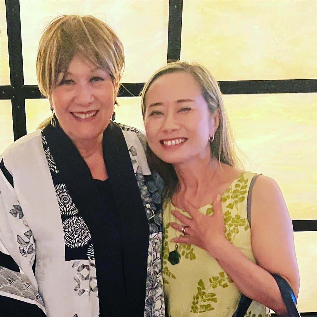 のインスタグラム：「またまた夕方にもエスターに会えました❣️同じレストランに同じ時間に予約していたようで、エイブラハムスタッフさんの計らいで、食事後にお話しすることが出来ました。  何度も参加しているので、男性スタッフさんがエスターにわたし達のことを話したら「嬉しいわね」と言ってたよーと教えてくれました。  今日も楽しい引き寄せ満載の1日でした！  #エイブラハム #エイブラハムの教え  #エイブラハムクルーズ #引き寄せ #引き寄せの法則  #レイチェルチャンネル」