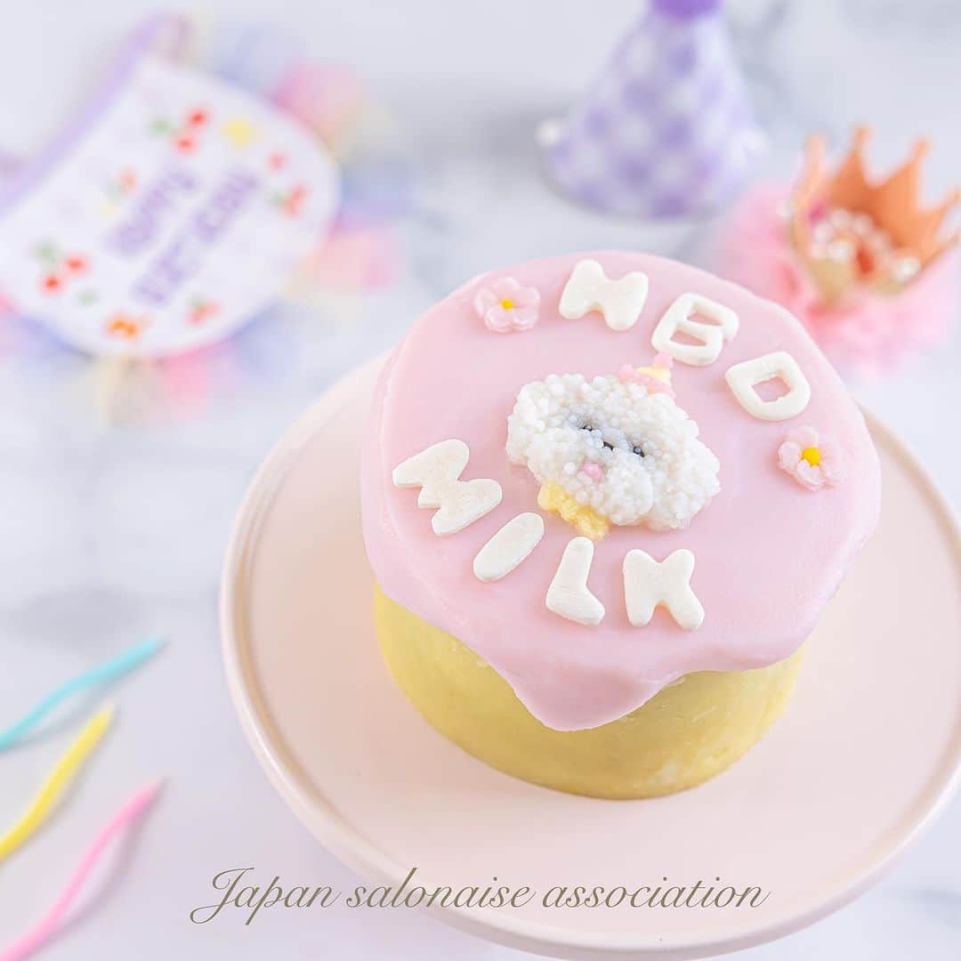 日本サロネーゼ協会さんのインスタグラム写真 - (日本サロネーゼ協会Instagram)「. 愛犬のお誕生日を 手作りケーキで お祝いしませんか？  自分で作ると、 材料が分かるので、 安心してわんちゃんに 食べさせられます🐶  レッスン3では、 お好きな犬種で ドリップ似顔絵ケーキを作成いただきます🐶  なんと、わんちゃん用のペーストも手作りしちゃいますよ♡  バースデーにぴったり🎂 愛犬の特別な記念日を、手作りケーキでお祝いしましょう🙌  #わんちゃんケーキ #ドギーデコスイーツ認定講座 #ドギースイーツ #ドッグスイーツ #わんちゃんおやつ販売  #犬のおやつ販売  #犬のおやつ手作り  #トイプードル #ヨークシャーテリア  #ポメラニアン #チワワ #ヨーキー #ビションフリーゼ #うちの子 #うちの子ケーキ」9月27日 14時38分 - japan.salonaise.association