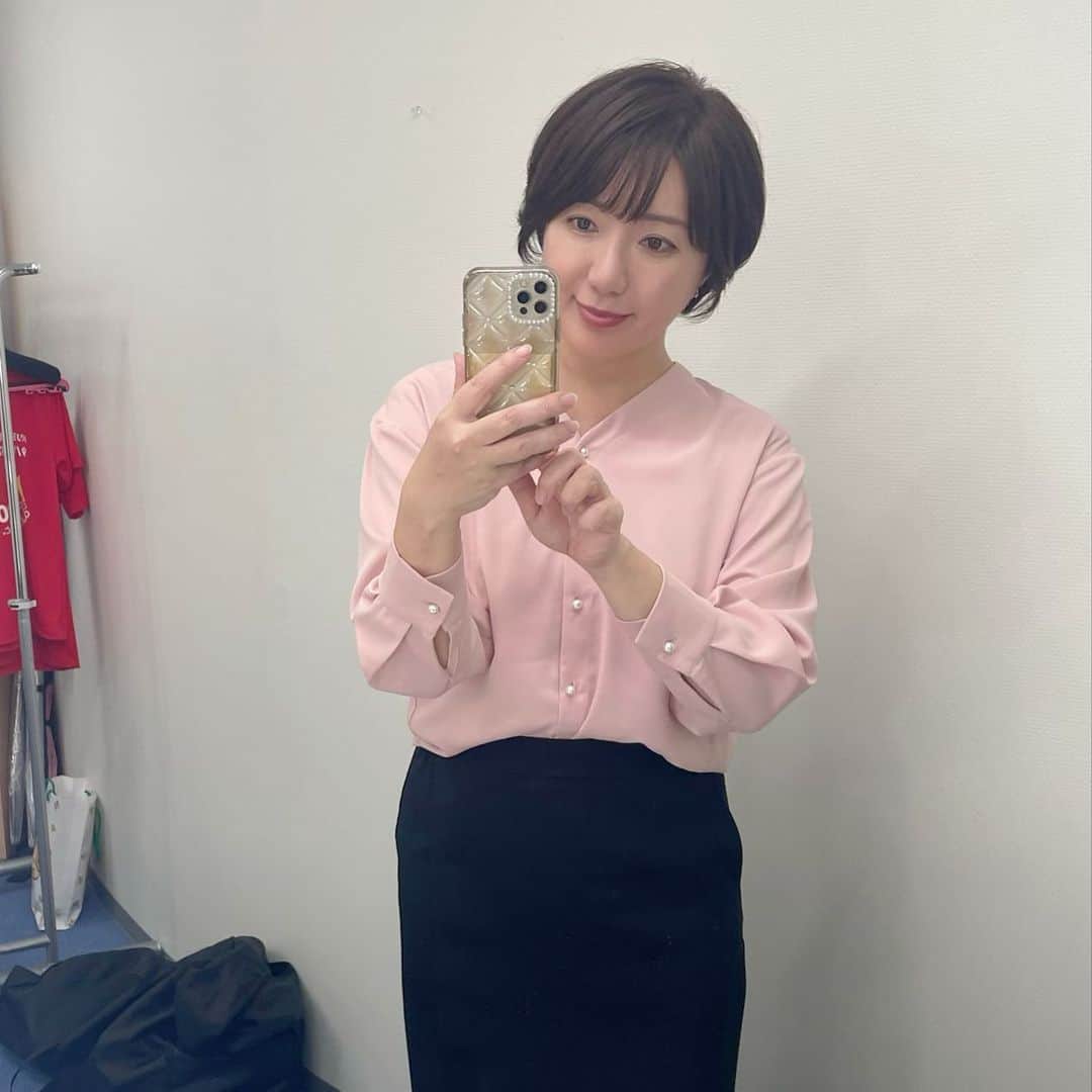 角田華子のインスタグラム：「先週の #福岡ニュースファイルcube  #衣装 #淡いピンクブラウス  #朝夕の虫の音を聞いて秋を感じています」