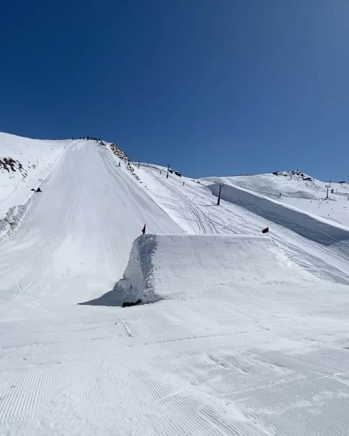 国武大晃のインスタグラム：「My favorite place🇳🇿 ーーーーーーーーーーー 肩怪我してから半年経ったスノーボード相変わらず楽しい🏂 仲間と滑るのが最高、でも昨日足痛めた😩 ーーーーーーーーーーーーーーー #snow #snowboarding  #snowboard #newzealand  #cardrona #スノーボード」