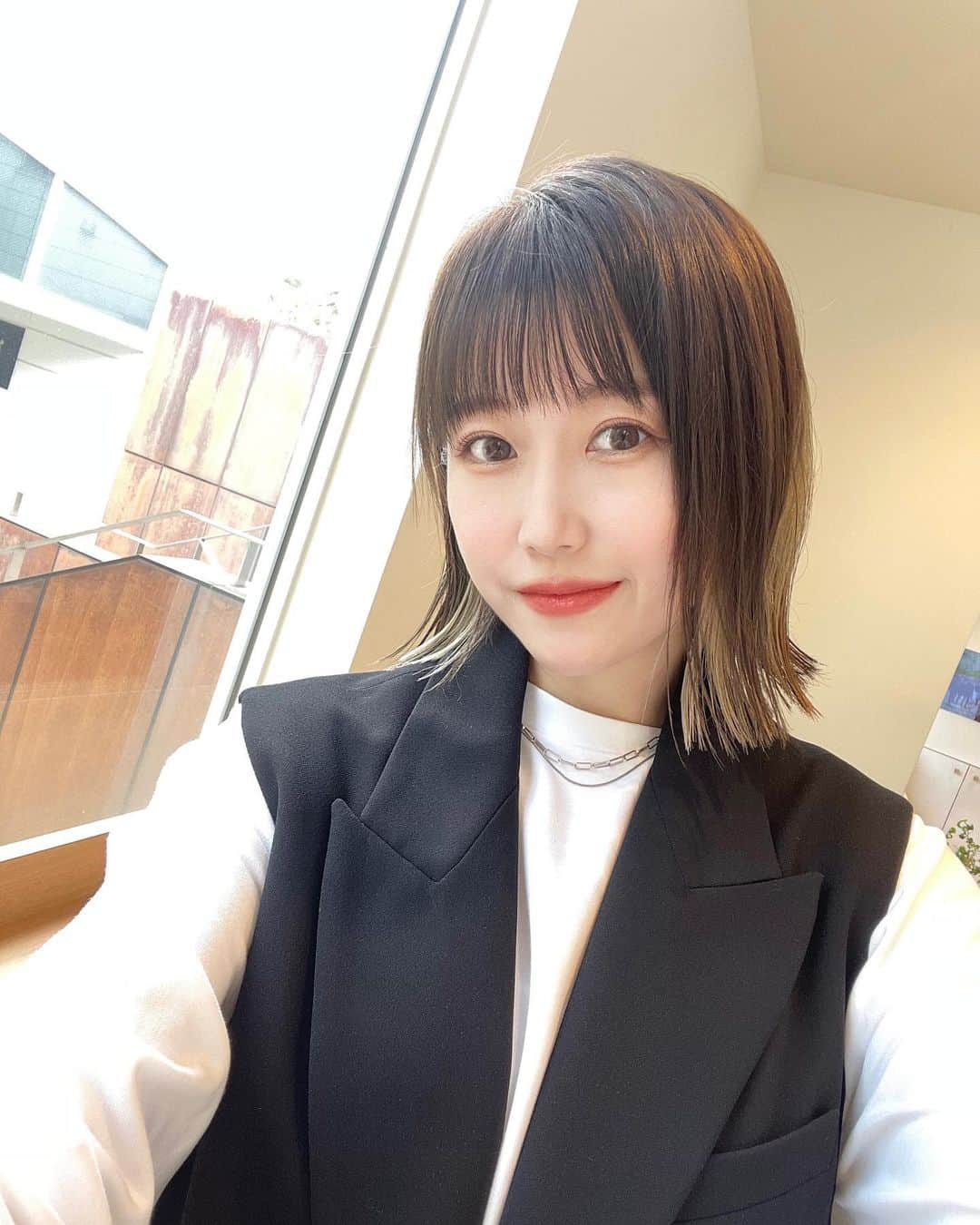 津田麻莉奈のインスタグラム：「New hair…✂︎  ストリートファイター6にハマりすぎて スト6用のコントローラーまで新調しました。 どうも、津田です🙋‍♀️  仕事前に朝から美容室行ってきましたー！ インナーカラーは活かしつつ 全体のトーンはしっかり暗く落ち着かせてもらいました。 暗めでも透け感たっぷりな絶妙カラー。  カットは毛先7ミリ切って 秋に向けて切りっぱなし感を出してもらいました✂︎ 最近プライベートでは帽子をよく被るので前髪は短めに。  カット、カラー、トリートメントで髪が生き返った〜！ 今回もお気に入りです！いつもありがとう♡  ▶︎Arigate 代官山 @arigate_official   ▶︎Cutかいみょん @arigate_kai  @junyakai_arigate   ▶︎Colorアツシさん @ari.gate_uchida.atsushi   今日このあと17:15〜21:00 【楽天競馬LIVE】配信です！🐎 #日本テレビ盃 は #楽天競馬 なら10%ポイント還元です。 ぜひご利用ください！ 配信見てねー！  −−−−−−−−−−−−−−−−−−−−−−−−−−−−  #arigate #アリゲート #外ハネボブ #結べるボブ #インナーカラー #インナーブリーチ #ボブ #アリゲートさん #いつもありがとうございます #いい美容室です #代官山美容室 #まりなる #津田麻莉奈」