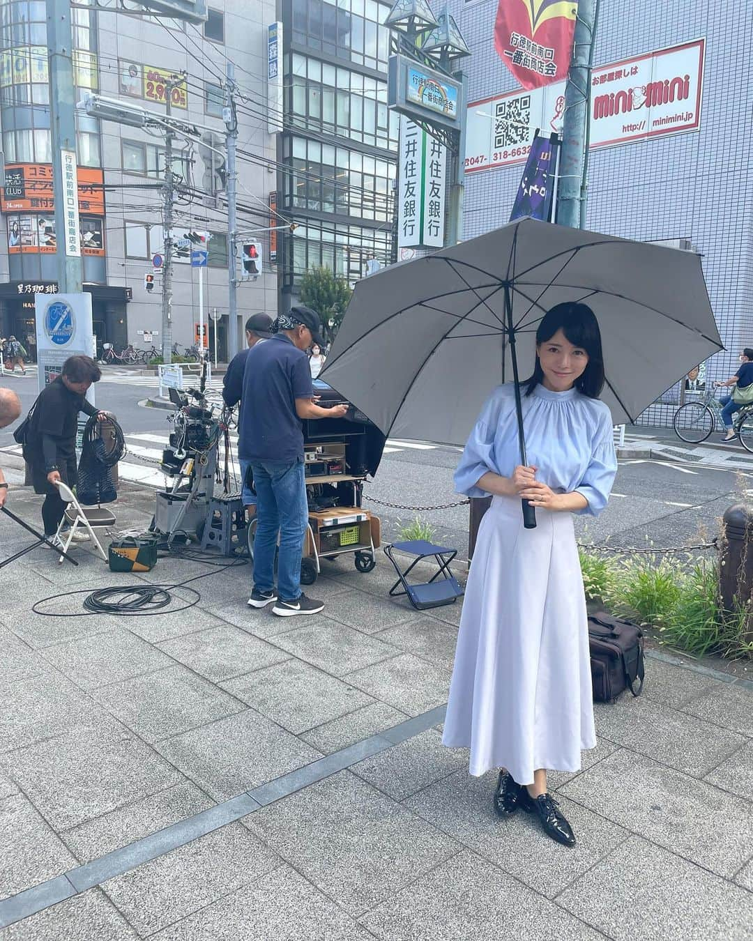 釈由美子さんのインスタグラム写真 - (釈由美子Instagram)「今日も朝からドラマのロケでした🎬  ちょうど本日、情報解禁されたのでお知らせしますね🙋‍♀️💕  読売テレビ・日本テレビ系 2023年10月期プラチナイト新木曜ドラマ 「ブラックファミリア〜新堂家の復讐〜」  初回は10月5日(木)深夜00:09スタート （2話以降は、毎週木曜よる23:59放送予定）  私は高瀬奈美江役で2話以降に出演します🙋‍♀️  ⭐︎番組HP 本人コメントより⭐︎  Q.今回の作品と自身の役どころの印象について  私が演じさせていただく高瀬奈美江は 梨里杏とパパ活疑惑がある担任教師・高瀬の妻です。 そして徐々に恐ろしい裏の顔が暴かれていきます。😱⚠️  あまりのギャップの大きさに、最初に台本を読んだ時は私もひきました...。🥶😨😭  『ブラックファミリア』 は個性的でキャラの濃い登場人物が多いですが、 なかでもキョーレツさは誰にも負けていないと思います！😵‍💫😵💦  #キレッキレ  Q.本作への意気込み  今回この役のお話を頂いた時は、 あまりにもドギツイ役で 「息子には見せられないな」と思いました (笑) 🫣  それぐらいインパクトのあるキャラクターなので  守りに入らず、私らしく、今回も攻めに攻めて 役に徹したいと思います。  板谷由夏さん演じる一葉さんとの対決が一番の見どころだと思いますので、 奈美江の壊れっぷりにぜひご期待ください！😎👍✨  @blackfamilia_ytvdrama   #10月期ドラマ  #ブラックファミリア #ブラックファミリア新堂家の復讐  #読売テレビ」9月27日 14時46分 - yumikoshaku