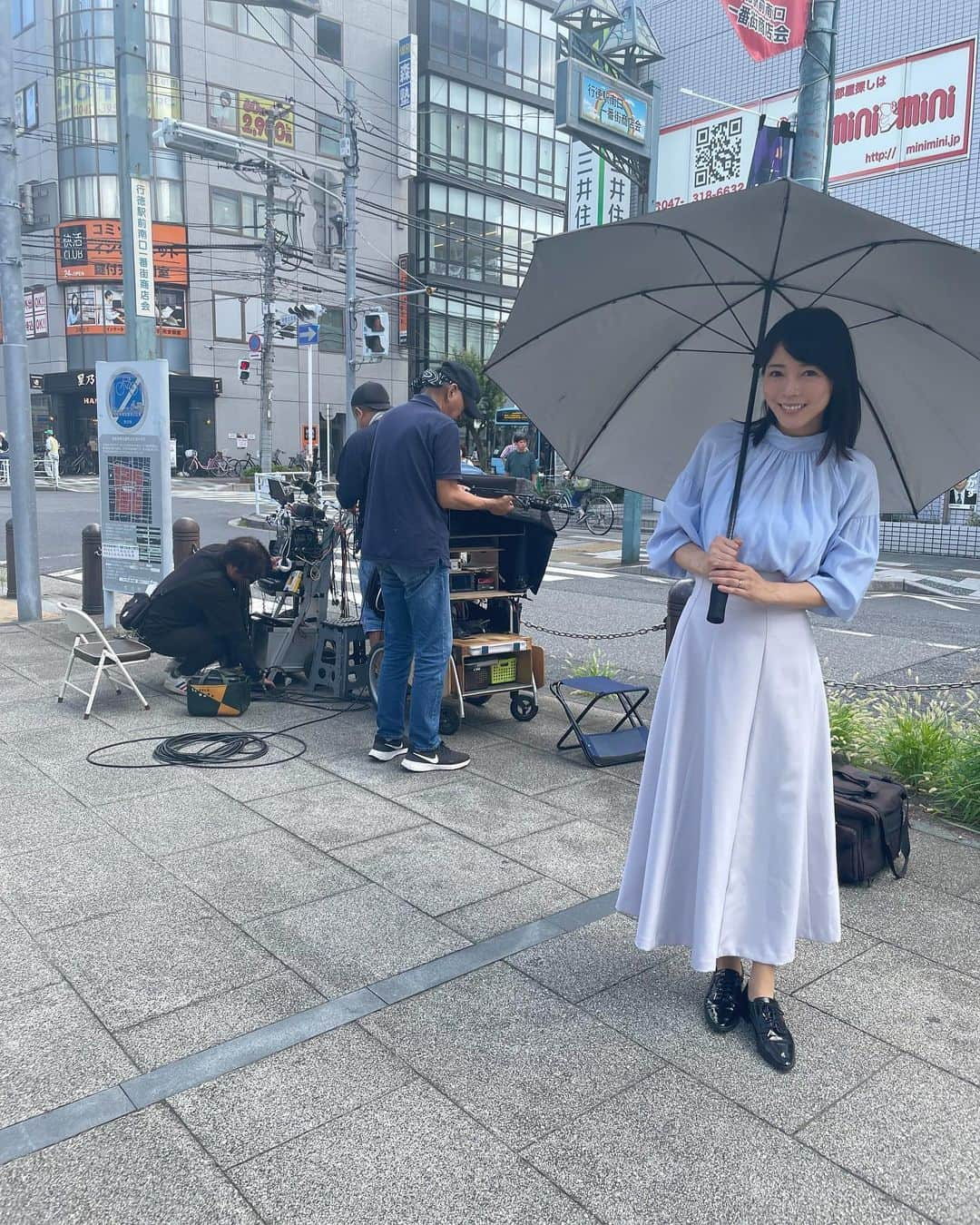 釈由美子さんのインスタグラム写真 - (釈由美子Instagram)「今日も朝からドラマのロケでした🎬  ちょうど本日、情報解禁されたのでお知らせしますね🙋‍♀️💕  読売テレビ・日本テレビ系 2023年10月期プラチナイト新木曜ドラマ 「ブラックファミリア〜新堂家の復讐〜」  初回は10月5日(木)深夜00:09スタート （2話以降は、毎週木曜よる23:59放送予定）  私は高瀬奈美江役で2話以降に出演します🙋‍♀️  ⭐︎番組HP 本人コメントより⭐︎  Q.今回の作品と自身の役どころの印象について  私が演じさせていただく高瀬奈美江は 梨里杏とパパ活疑惑がある担任教師・高瀬の妻です。 そして徐々に恐ろしい裏の顔が暴かれていきます。😱⚠️  あまりのギャップの大きさに、最初に台本を読んだ時は私もひきました...。🥶😨😭  『ブラックファミリア』 は個性的でキャラの濃い登場人物が多いですが、 なかでもキョーレツさは誰にも負けていないと思います！😵‍💫😵💦  #キレッキレ  Q.本作への意気込み  今回この役のお話を頂いた時は、 あまりにもドギツイ役で 「息子には見せられないな」と思いました (笑) 🫣  それぐらいインパクトのあるキャラクターなので  守りに入らず、私らしく、今回も攻めに攻めて 役に徹したいと思います。  板谷由夏さん演じる一葉さんとの対決が一番の見どころだと思いますので、 奈美江の壊れっぷりにぜひご期待ください！😎👍✨  @blackfamilia_ytvdrama   #10月期ドラマ  #ブラックファミリア #ブラックファミリア新堂家の復讐  #読売テレビ」9月27日 14時46分 - yumikoshaku