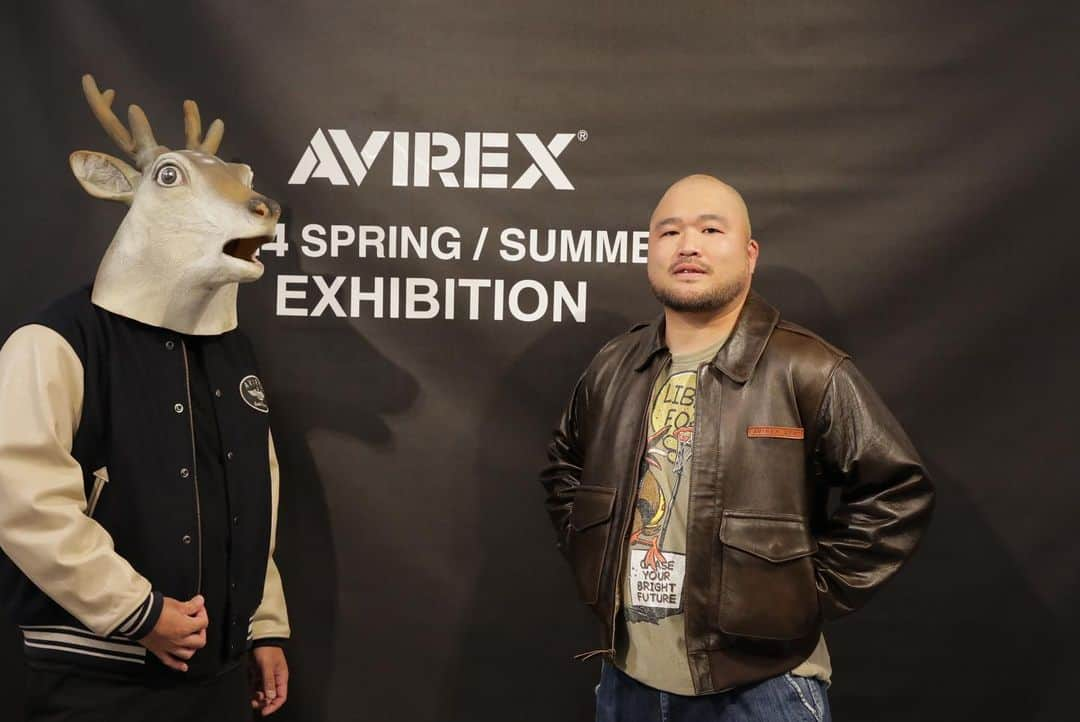 長谷川俊輔（クマムシ）のインスタグラム：「AVIREXさんの展示会に行かせてもらいました！！ めちゃくちゃカッコいいジャケットだらけ！！  バンビーノ藤田さん夫妻と！   #AVIREX  #ジャケット  #革ジャン  #airforce   #fashion  #ファッション  #藤田さん  #いい表情  #素敵空間  #この冬  #マスト」