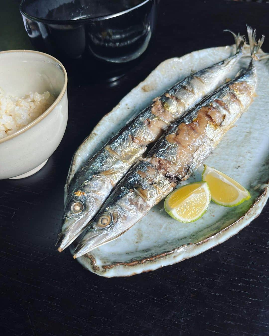 TOGGYのインスタグラム：「本日のスタジオ飯🍽️  秋刀魚が昨年の３倍揚がってるらしい。 初物で秋を感じます🍂  小ぶりだから二本！  #ランチ #サンマ #秋刀魚 #ランチタイム #福岡 #ナレーション #スタジオ」