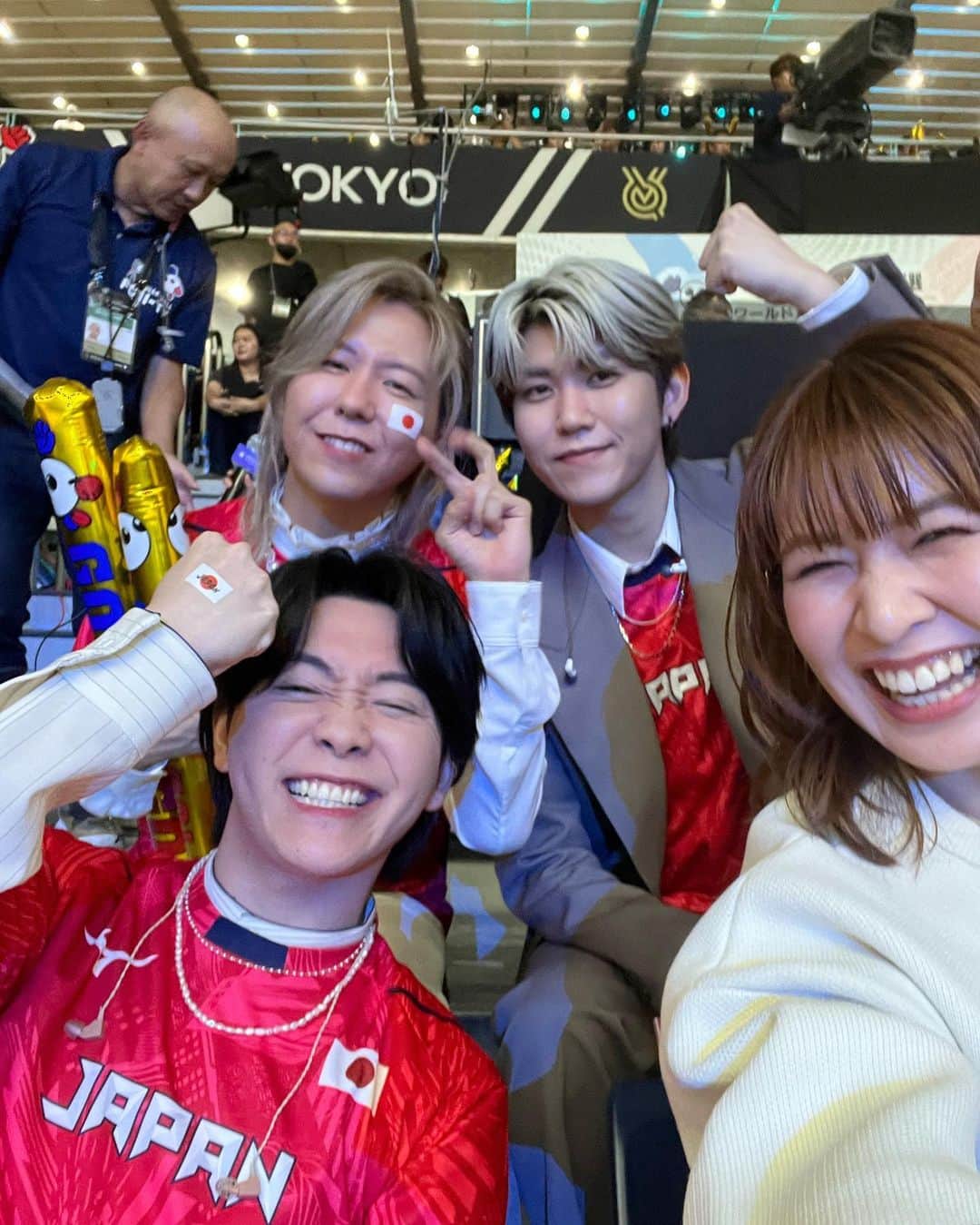 のインスタグラム：「. 最終戦は急遽ミセスのみなさんも応援に来てくれました🍏🇯🇵✨ . みんなで \ ウォーーワァーーナイスーーー!!! /って 立ち上がって叫びながら応援しました😂👏🏼 . . 選手にとって 大会の応援ソングはとても大事で、 曲を聴くと すぐその大会の自分の調子や緊張感を思い出せたりするので ANTENNA刻まれてるだろなー🍏🏐🔥 . .  一緒に応援できて最高でした！ ありがとうございました🇯🇵🫶🏼 . . #ワールドカップ #mrsgreenapple  #antenna」