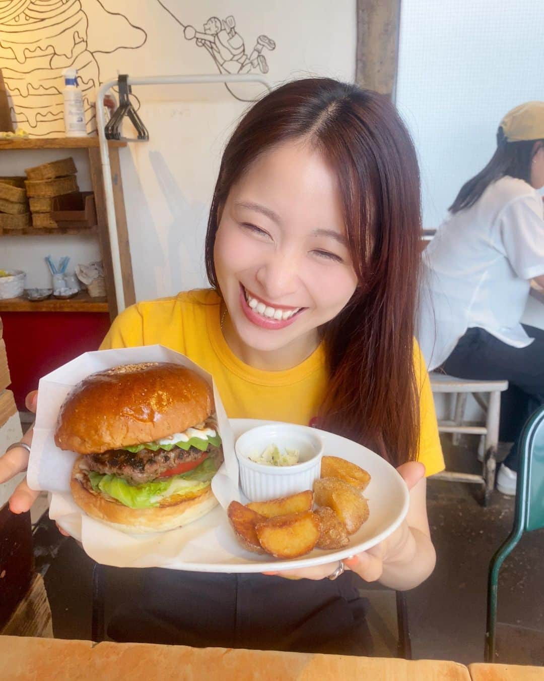 AMIのインスタグラム：「大きすぎるヨ🍔」