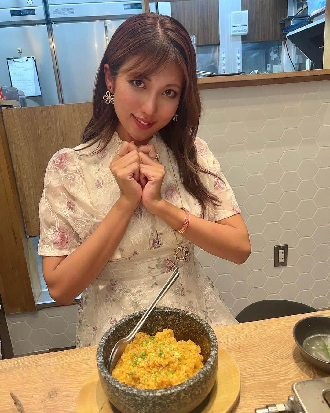 神谷麻美さんのインスタグラム写真 - (神谷麻美Instagram)「#蒲田焼肉東京BeeN町田店  で、蒲田レジェンドコース 食べたよっ❤️✨️  全部すごく美味しかったぁ🥰💖🥩🌈‪💖✨️  極厚#生タン が美味すぎしぎたっ🥰💖✨ 大きくて、柔らかいっ💖✨  キムチが浅漬けキムチでさっぱりしてて、美味しいっ❤️✨️  テールスープもお肉柔らかくて甘くて美味しい❤️✨️  石焼きミノチャーハンは、お焦げいっぱいできるくらい熱々で美味しかったなぁ🍚🥰💖✨️  ・生キムチ、ニラキムチ ・ナムル混ぜ盛り ・東京BeeN特製塩サラダ ・ #蒲田レジェンド 盛り🥰💕  極厚生タン、和牛サーロイン、トウガラシ、厚切りハラミ、レバーオイル ・テールスープ ・石焼きミノチャーハン  #卓上ハイボール も美味しかったし、 #梅干しサワー の梅が大きくて美味しかったぁ❤️✨️  #レバー 大好き🥰🫶🐮💖✨️   PR @been.machida #町田グルメ #町田焼肉 #町田居酒屋 #町田飲み放題 #町田飲み #町田飲み屋 #町田駅 #町田駅グルメ」9月27日 15時04分 - asamice428