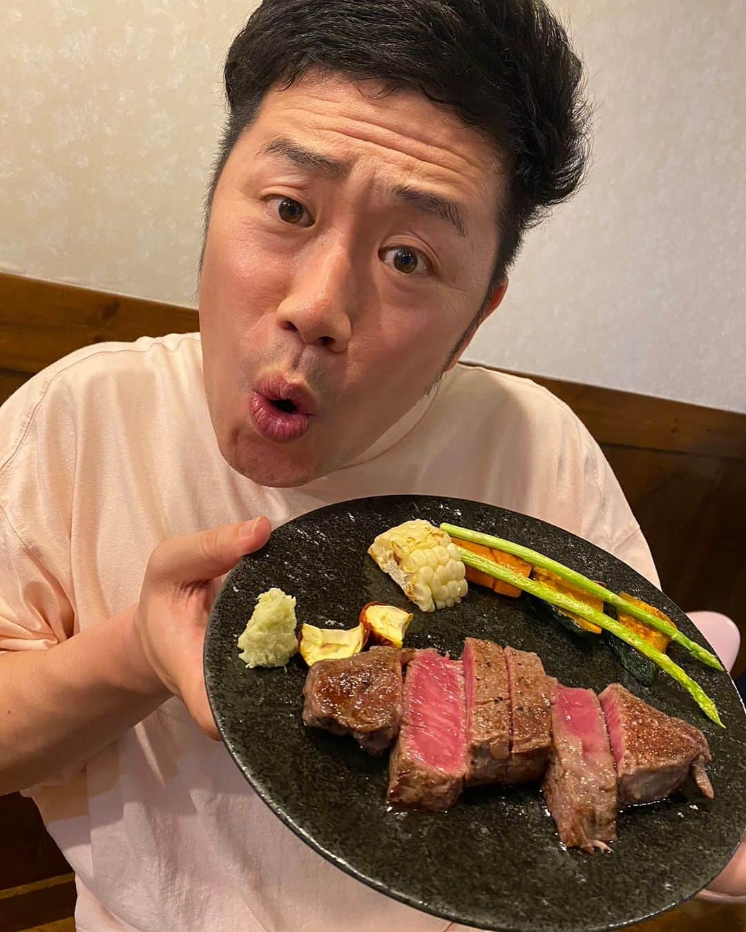 吉田裕のインスタグラム：「先日、深江橋にある、 ステーキハウス仁さんにて、 ステーキ食べました！！！！！！ 柔らかくて肉が甘い(^^) 深江橋にに行かれた際は、 ステーキハウス仁で決まりですわ！！ #ステーキハウス仁」