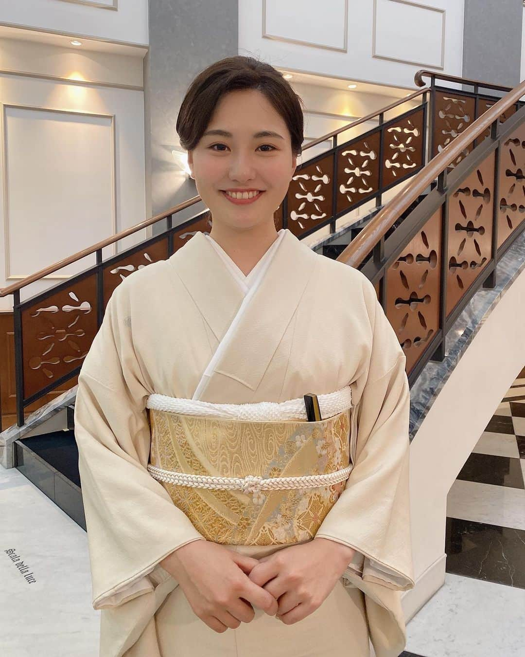 高山侑子さんのインスタグラム写真 - (高山侑子Instagram)「. 先日、妹の結婚式に参列してきました💐 もう妹の姿を見る前からうるうるしちゃって…🥹笑 本当に感動的な結婚式でした✨ 末永く幸せでいてほしいですね🕊🤍  そうそう、初めて留袖とやらを着てみたんですけどどうですか？👘 親戚からは「女将」やら「銀座のママ」やら言われたけど、ホントにそれっぽい😂😂 着物が似合う女ってことですよね！？笑  #結婚式 #着物 #留袖」9月27日 15時00分 - takayamayuko_stardust