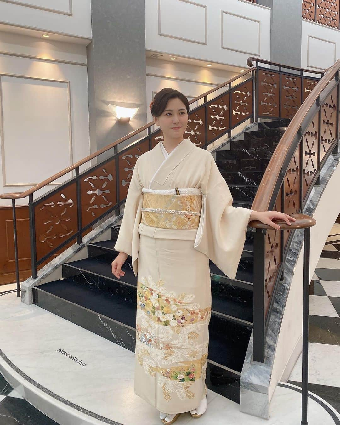 高山侑子さんのインスタグラム写真 - (高山侑子Instagram)「. 先日、妹の結婚式に参列してきました💐 もう妹の姿を見る前からうるうるしちゃって…🥹笑 本当に感動的な結婚式でした✨ 末永く幸せでいてほしいですね🕊🤍  そうそう、初めて留袖とやらを着てみたんですけどどうですか？👘 親戚からは「女将」やら「銀座のママ」やら言われたけど、ホントにそれっぽい😂😂 着物が似合う女ってことですよね！？笑  #結婚式 #着物 #留袖」9月27日 15時00分 - takayamayuko_stardust