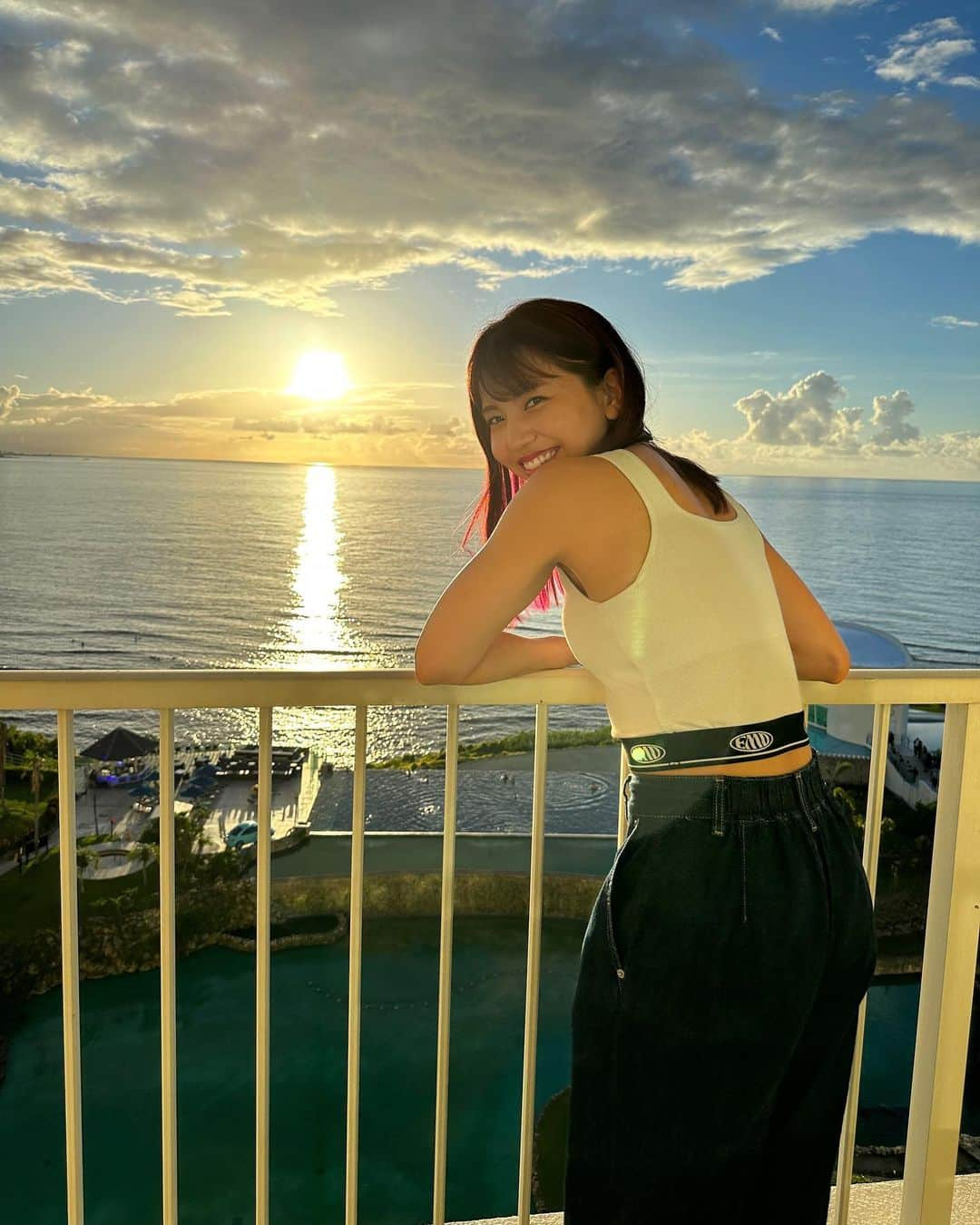 ぱんちゃん璃奈のインスタグラム：「夕日がとにかく最高だった🌇✨✨ そして何を食べてもほっぺたが 落ちそうで、 幸せなリゾートホテルでの時間でした😆  リーガロイヤルグアム ホテル @rihgaguam.japan  @rihga_royal_laguna_guam   #guam  #グアム　#🇬🇺 #PR  #リーガロイヤルグアム  #リーガロイヤルラグーナグアムリゾート #rihgaroyalhotel  #rihgaroyallagunaguamresort  #ぱんちゃん璃奈　#panchanrina #リゾートホテル　#プール付きホテル  #海　#絶景　#自然　#ディナー #夕日　#サンセット　#インスタ映え」