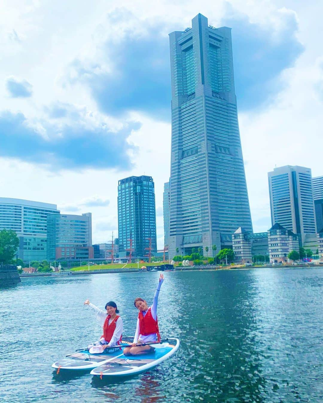 石岡麻奈美さんのインスタグラム写真 - (石岡麻奈美Instagram)「みなとみらいSUP。  SUP(サップ)は大きなサーフボードのようなものに立って、パドルを漕いで進みます。  みなとみらいの湾で優雅にと思っていましたが大間違いでした。。 大岡川からみなとみらいの中心まで休みなく漕ぎ続け想像以上にハード。  だからこそいい運動にもなり、達成感も大きくとても楽しかったです！  この写真はちょうど撮影の休憩中。  終わってからも一緒に晴子さんと大爆笑でした😂  今度はみなとみらいカヌーに挑戦する予定です🛶  #みなとみらいサップ #みなとみらいsup #サップ #みなとみらい #みなとみらいアクティビティ #sup #minatomirai #minatomiraisup #mymm21」9月27日 15時03分 - manami_ishioka