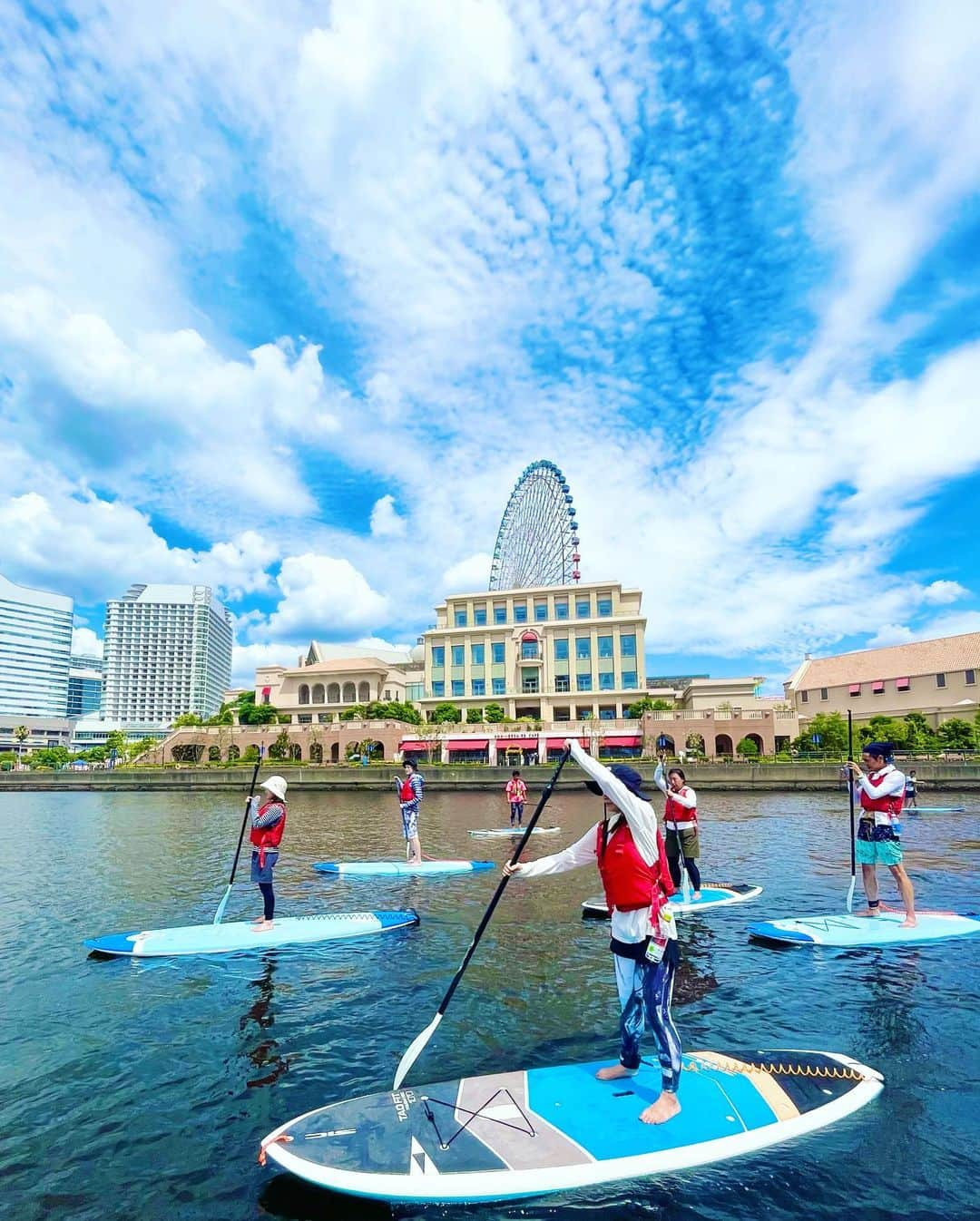 石岡麻奈美さんのインスタグラム写真 - (石岡麻奈美Instagram)「みなとみらいSUP。  SUP(サップ)は大きなサーフボードのようなものに立って、パドルを漕いで進みます。  みなとみらいの湾で優雅にと思っていましたが大間違いでした。。 大岡川からみなとみらいの中心まで休みなく漕ぎ続け想像以上にハード。  だからこそいい運動にもなり、達成感も大きくとても楽しかったです！  この写真はちょうど撮影の休憩中。  終わってからも一緒に晴子さんと大爆笑でした😂  今度はみなとみらいカヌーに挑戦する予定です🛶  #みなとみらいサップ #みなとみらいsup #サップ #みなとみらい #みなとみらいアクティビティ #sup #minatomirai #minatomiraisup #mymm21」9月27日 15時03分 - manami_ishioka