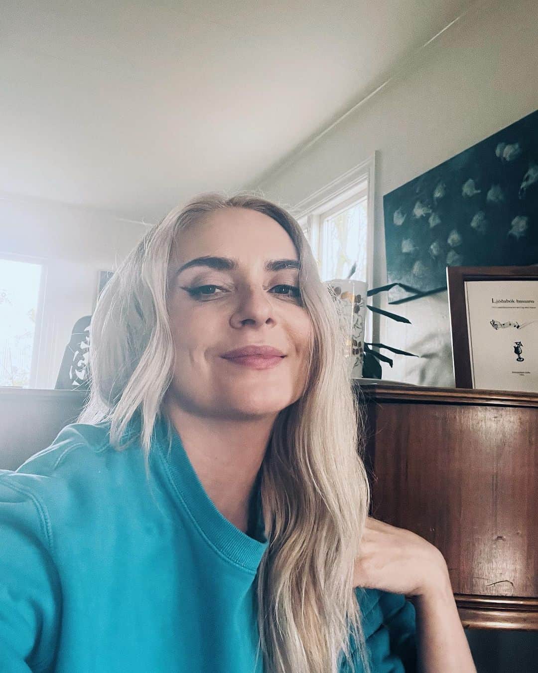 アイヴォール・ポルスドッティルのインスタグラム：「Preparing the setlist for my show at @harpareykjavik next week.  Sooo many songs to choose from 🥵  I can’t wait to play this show 🫶🏼🖤🎶」