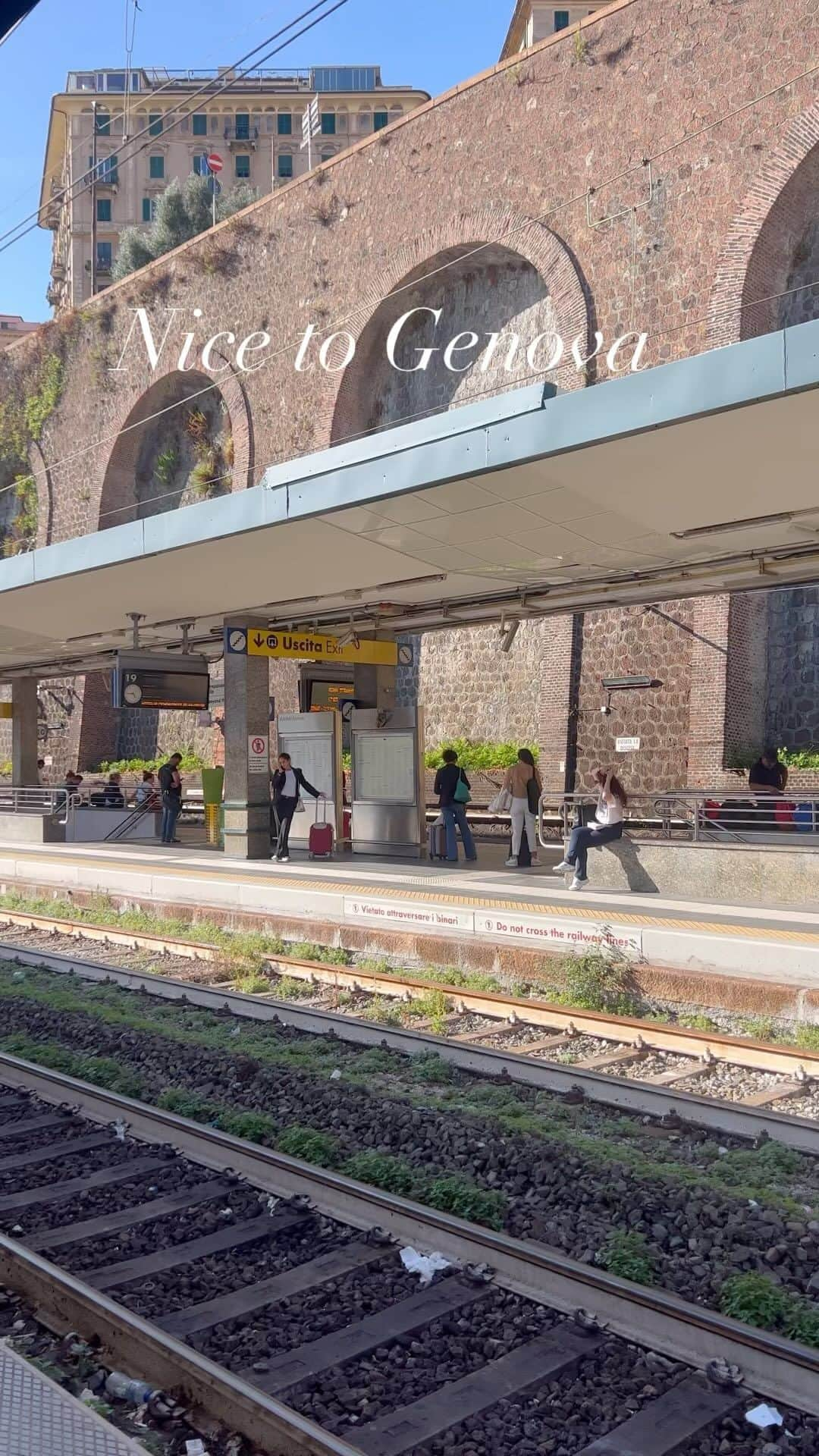 珠久美穂子のインスタグラム：「🇫🇷Nice to Genova🇮🇹電車🚆でGO  ニースからジェノバまでは電車で行けます。  海沿いを走るので景色もきれい✨✨  Nice-Villeから電車に。  しかし、電車って結構頻繁に出ているのですね～。思っていたより本数が多くて驚きました。   #ニース #フランス#ジェノバ #nice#genova」