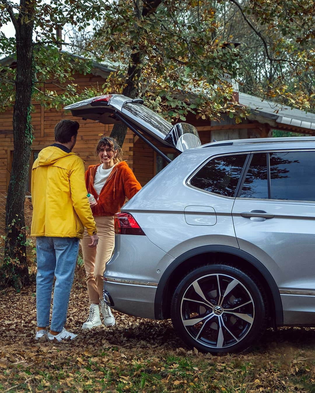 フォルクスワーゲンのインスタグラム：「It‘s that golden time of the year!  Happy International Autumn Day. 🍂 #autumn #nature #fallvibes #vwtiguan #volkswagen #vw   The vehicle displayed shows optional equipment.」