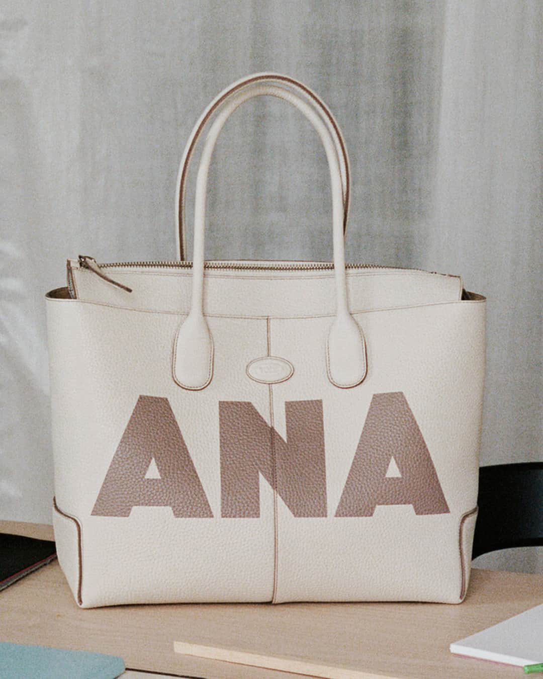 のインスタグラム：「Experience a unique made-to-order service by adding your name, like the artist Ana Kraš @teget. Our expert craftsmen will carefully create your personalised Di Bag.  #Tods #TodsDiBag」